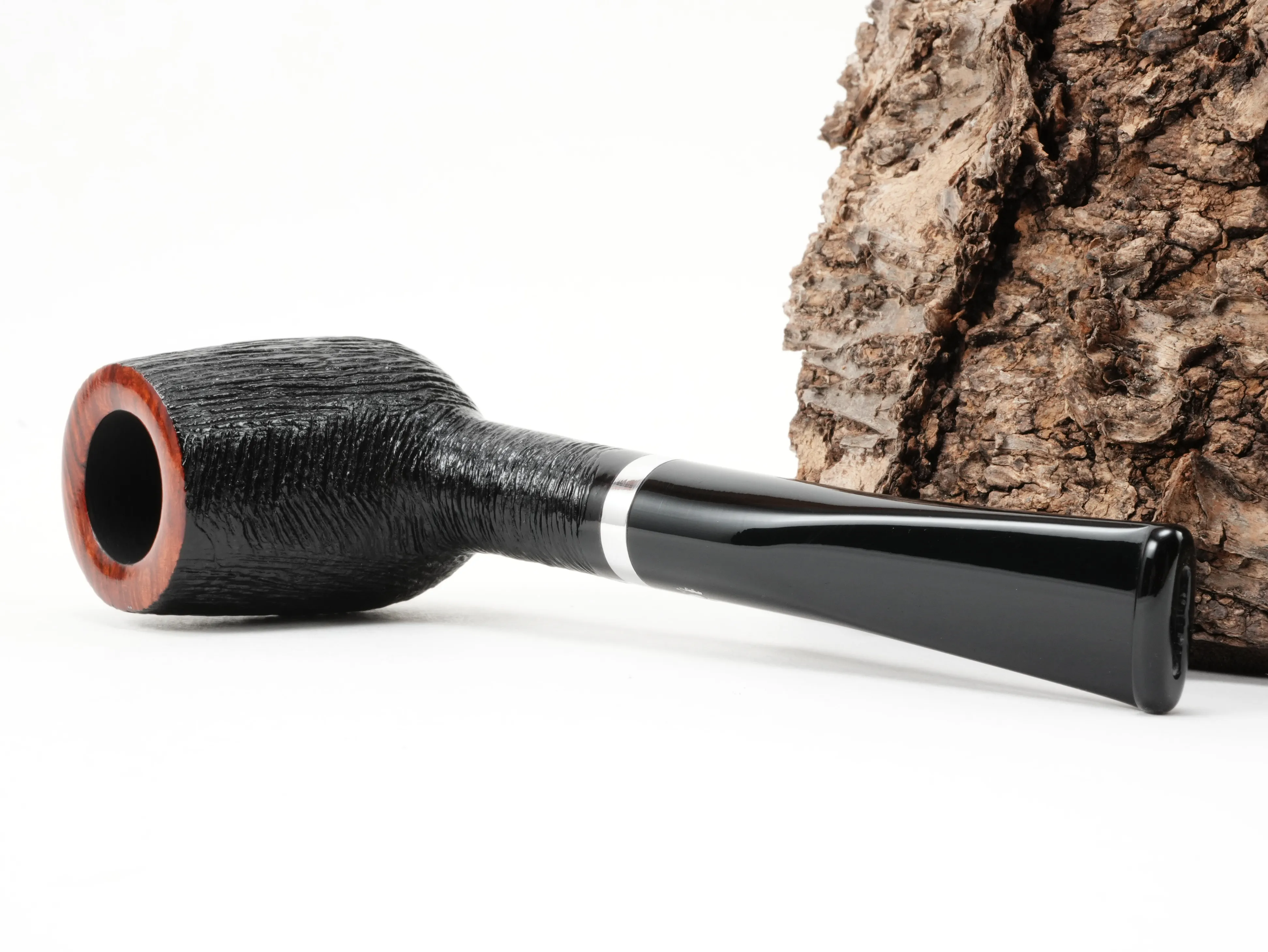 Stanwell København Brushed 12 Billiard Pfeife liegend von schräg hinten mit Blick auf den Aluminiumring am Holm