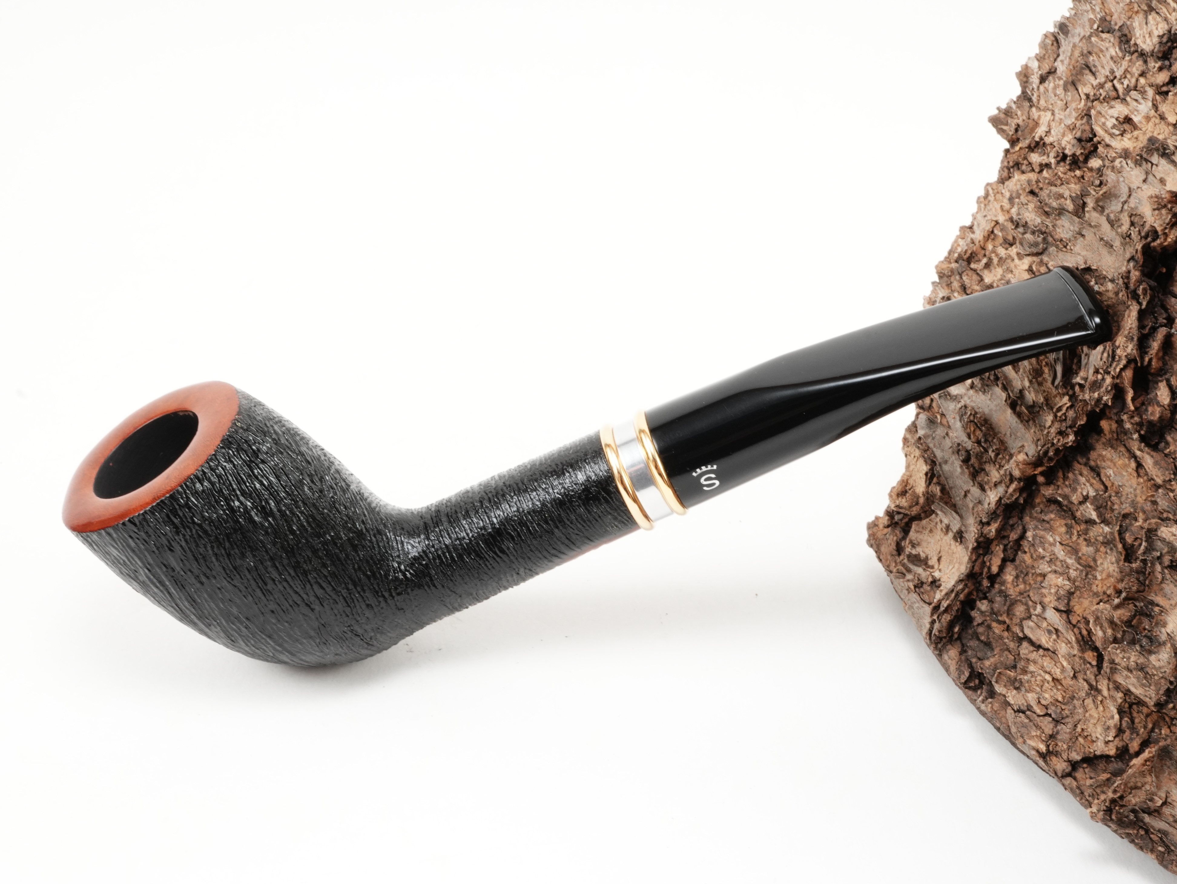 Schwarz gebürstete Stanwell H.C. Andersen Brushed 1 gerade Albert-Pfeife mit rötlichem Kopfrand und kurzem Acrylmundstück – Titelbild schräg von oben