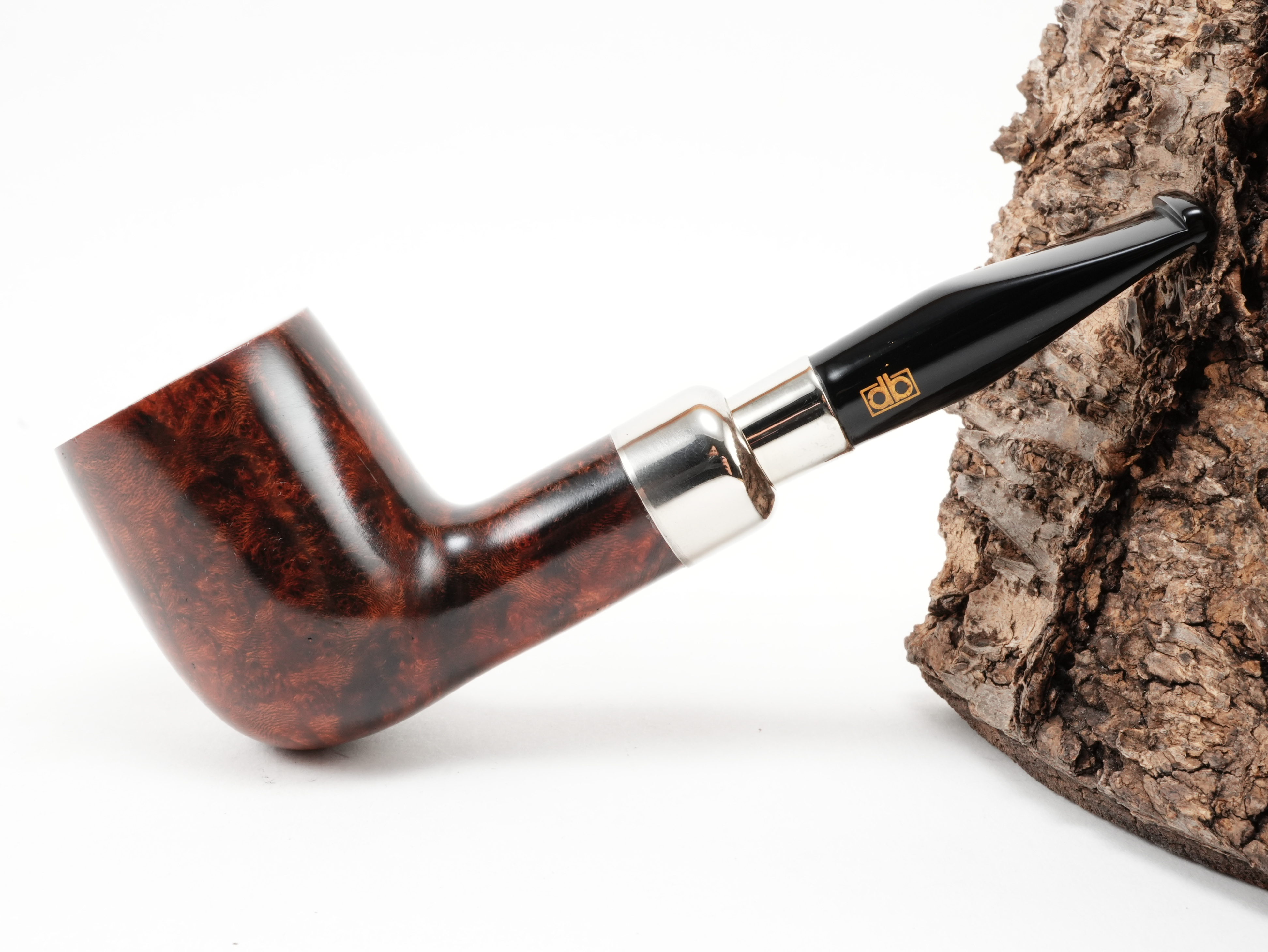 Seitenansicht der geraden db Design Berlin Captain 050 Billiard-Pfeife mit rotbraun geölter Bruyère-Maserung und glänzendem Spigot-Ring