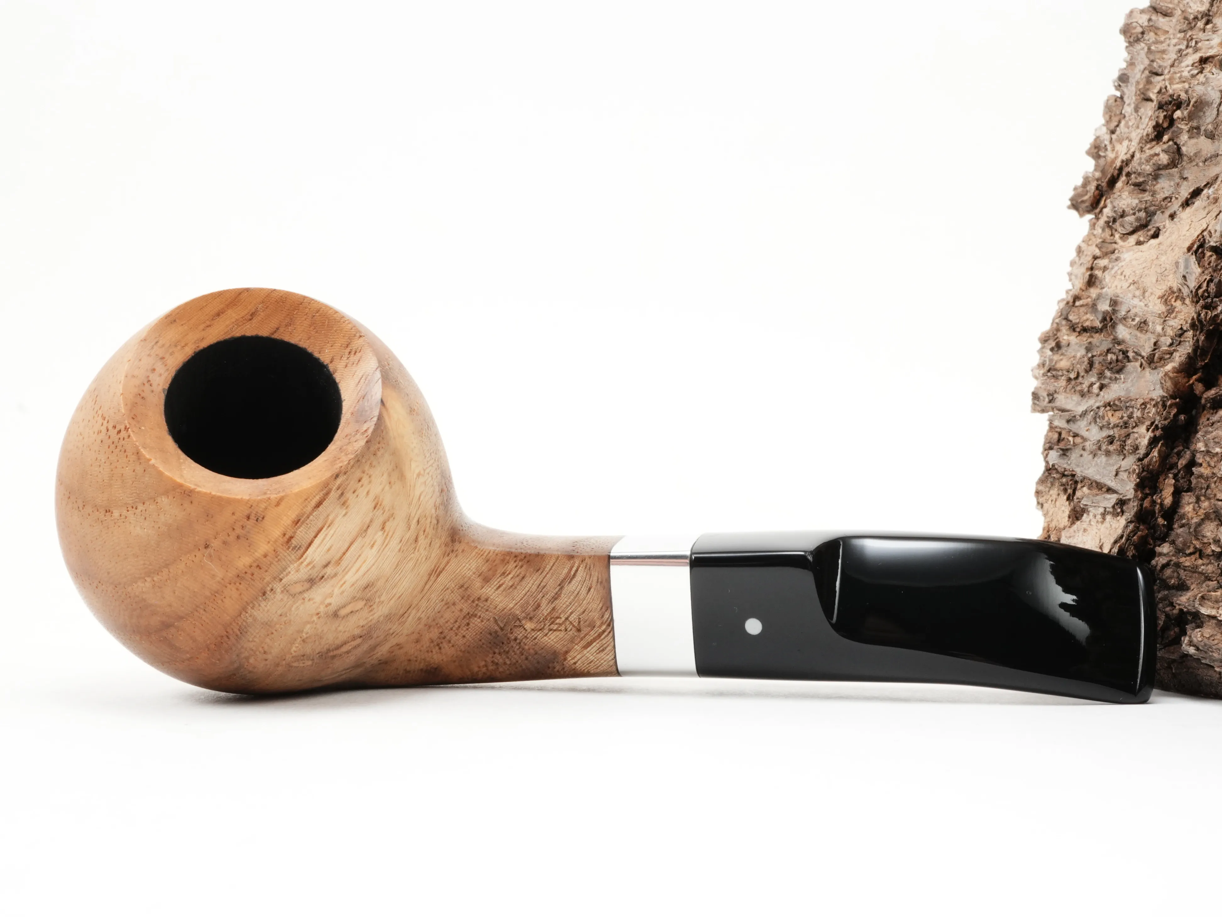 Flache Seitenansicht der gebogenen Vauen AMBA 132 Apple-Pfeife mit rundem Pfeifenkopf und naturfarben geölter Holzstruktur