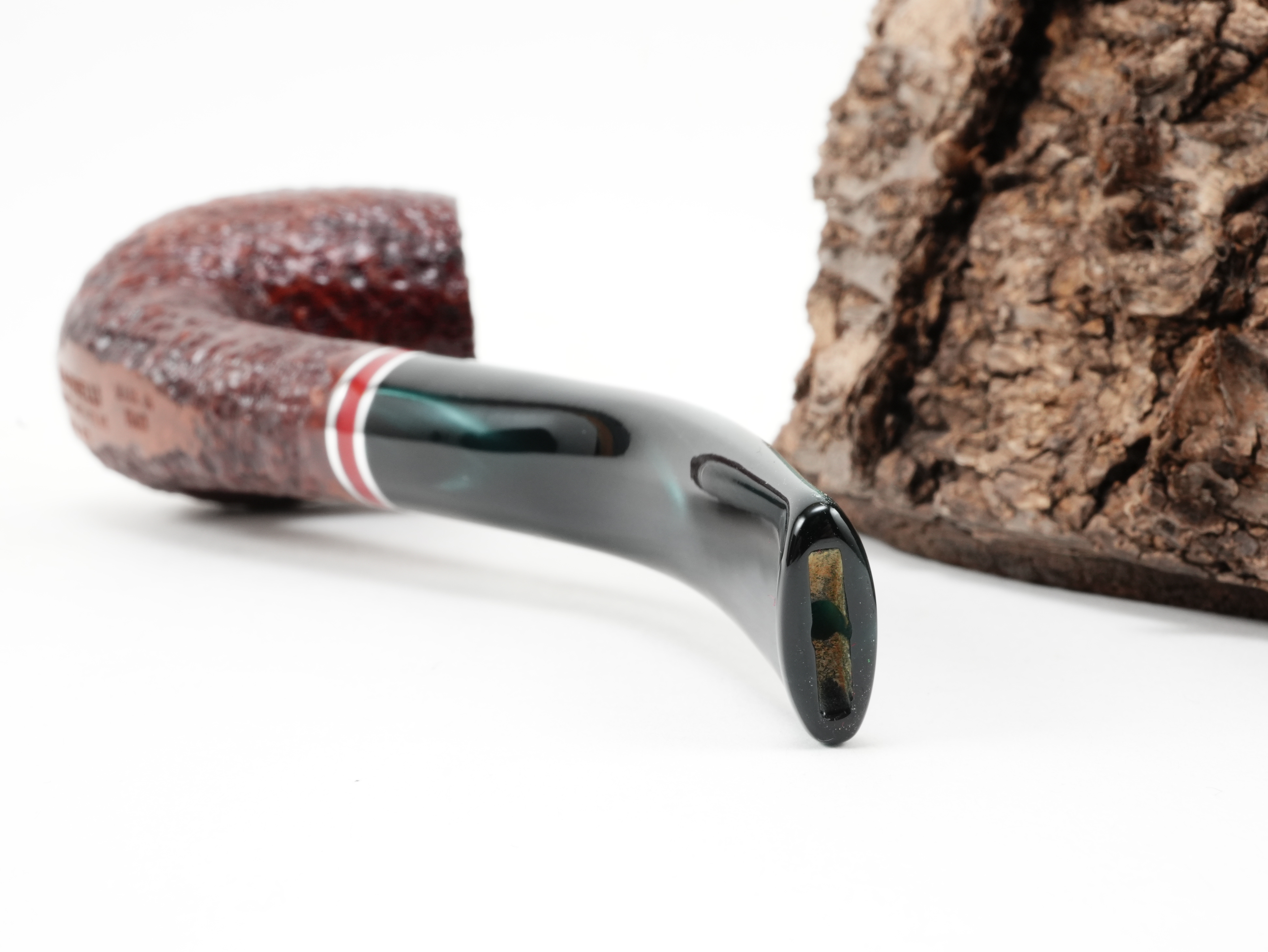 Nahaufnahme des gebogenen perlgrünen Acrylmundstücks der Savinelli Saint Nicholas 2026 606 KS Pfeife mit Bissstelle von hinten