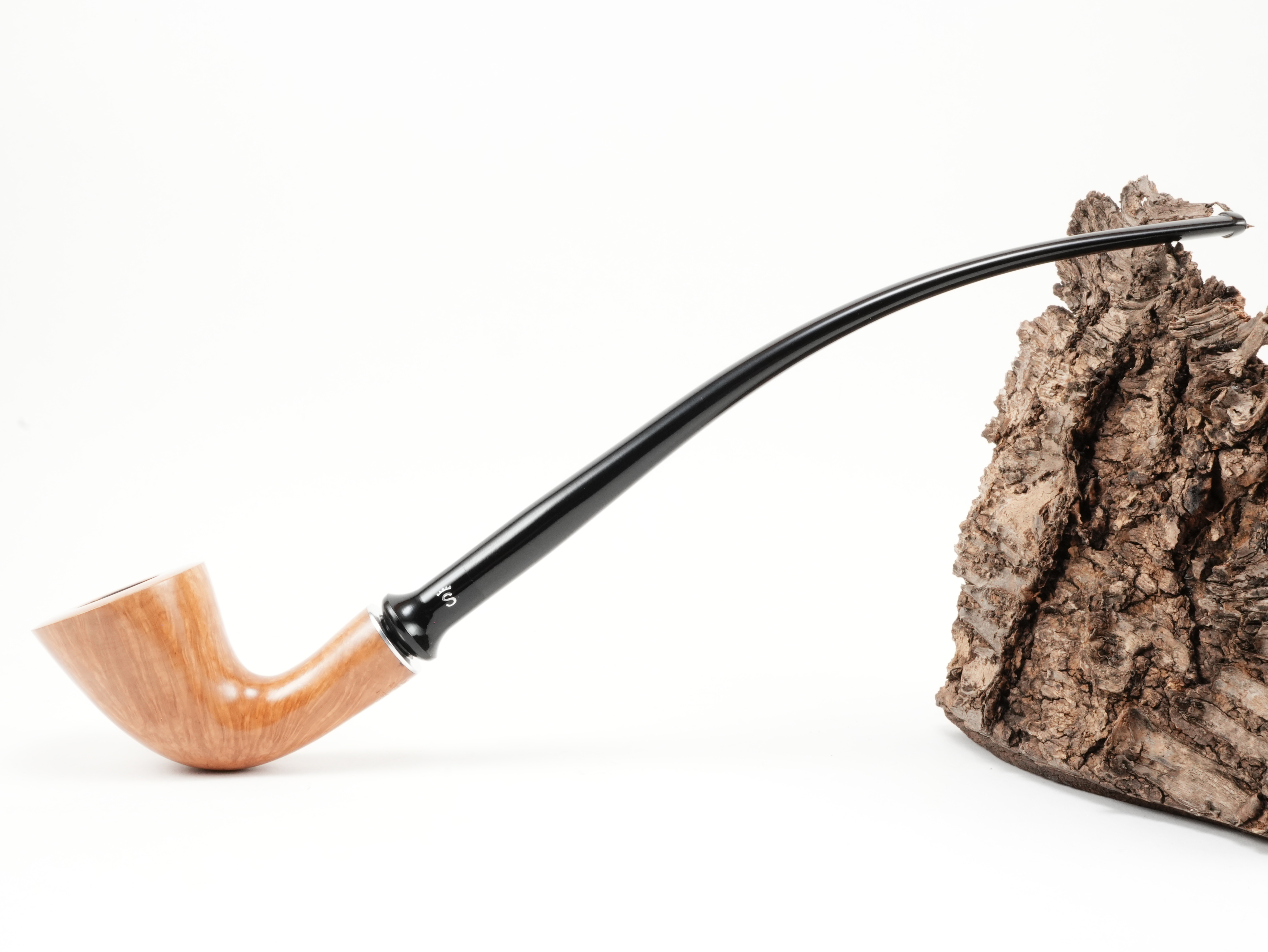 Seitenansicht der Stanwell H.C. Andersen Flawless 6 Lesepfeife in voller Länge mit langem gebogenem Ebonitmundstück