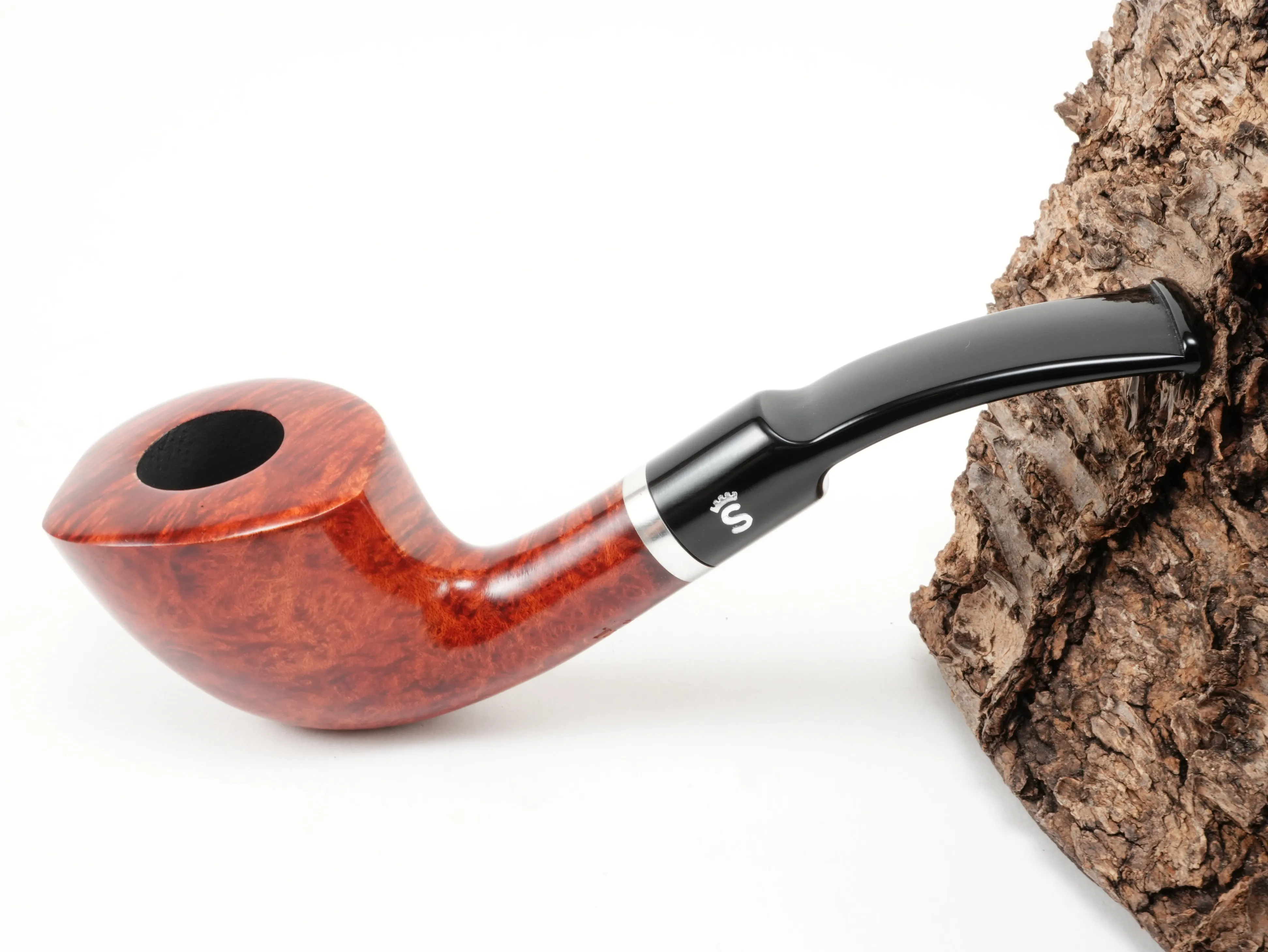 Glatte rötliche Stanwell København Terracotta 409 Pfeife Half-Bent Freestyle mit Aluminiumring und schwarzem Acrylmundstück – Titelbild schräg von oben
