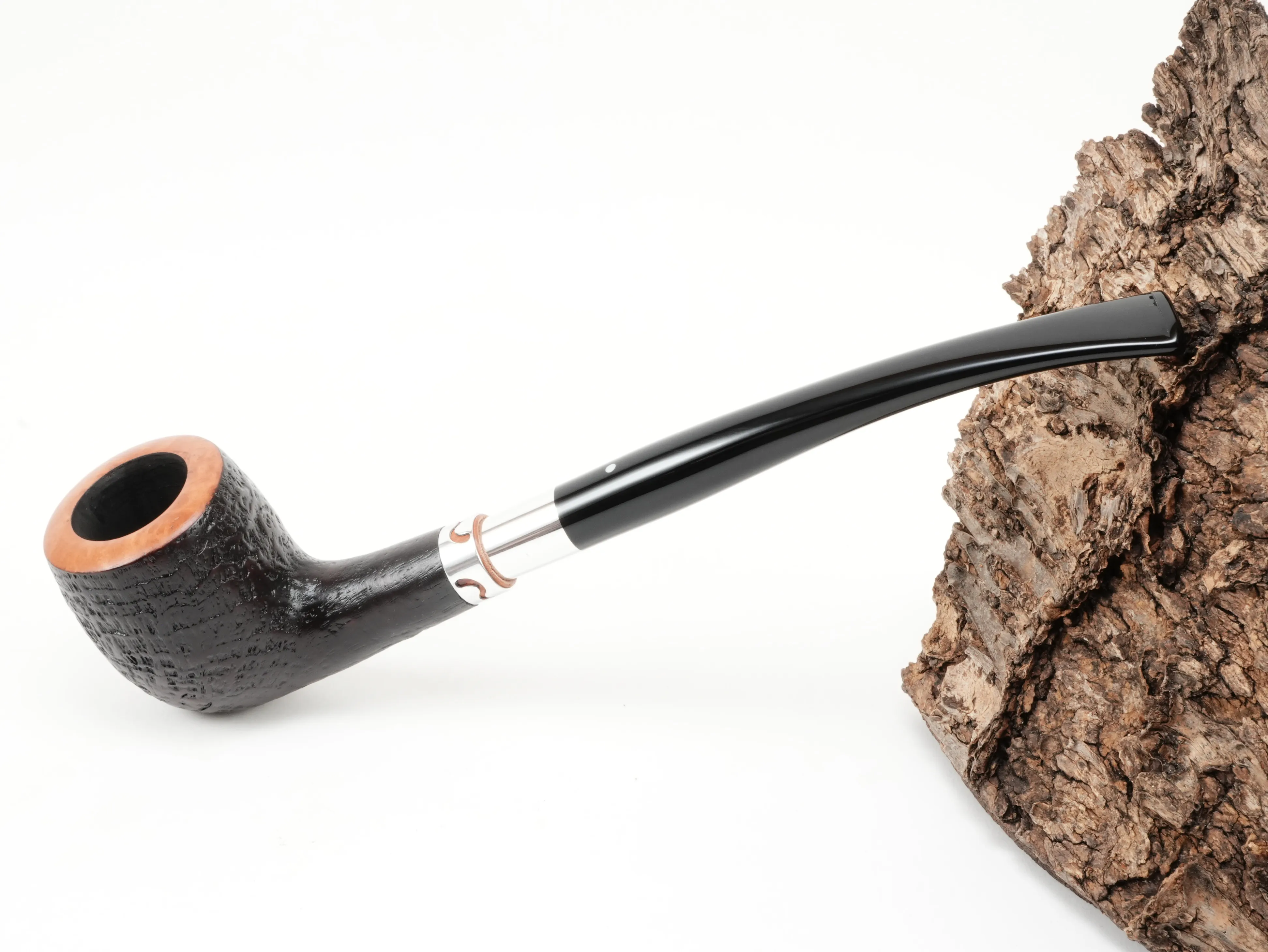 Sandgestrahlte Vauen YORKSHIRE 568 Half-Bent-Classic-Pfeife in Dunkelrot-Braun mit naturbelassenem Rand, Zierring und langem schwarzen Steckermundstück – Titelbild schräg von oben