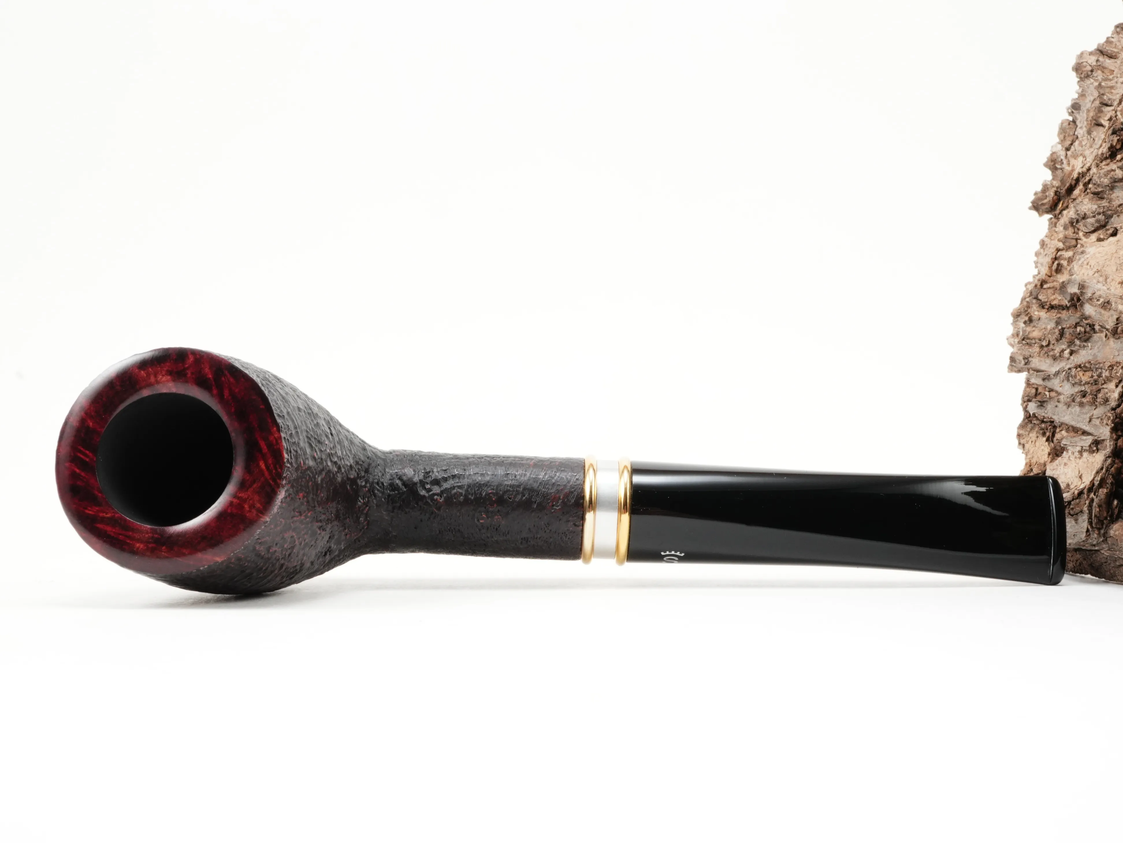 Flache Draufsicht auf die liegende Stanwell H.C. Andersen Sandblasted 1 im Albert-Shape mit dunkel-rötlicher Sandstrahlung