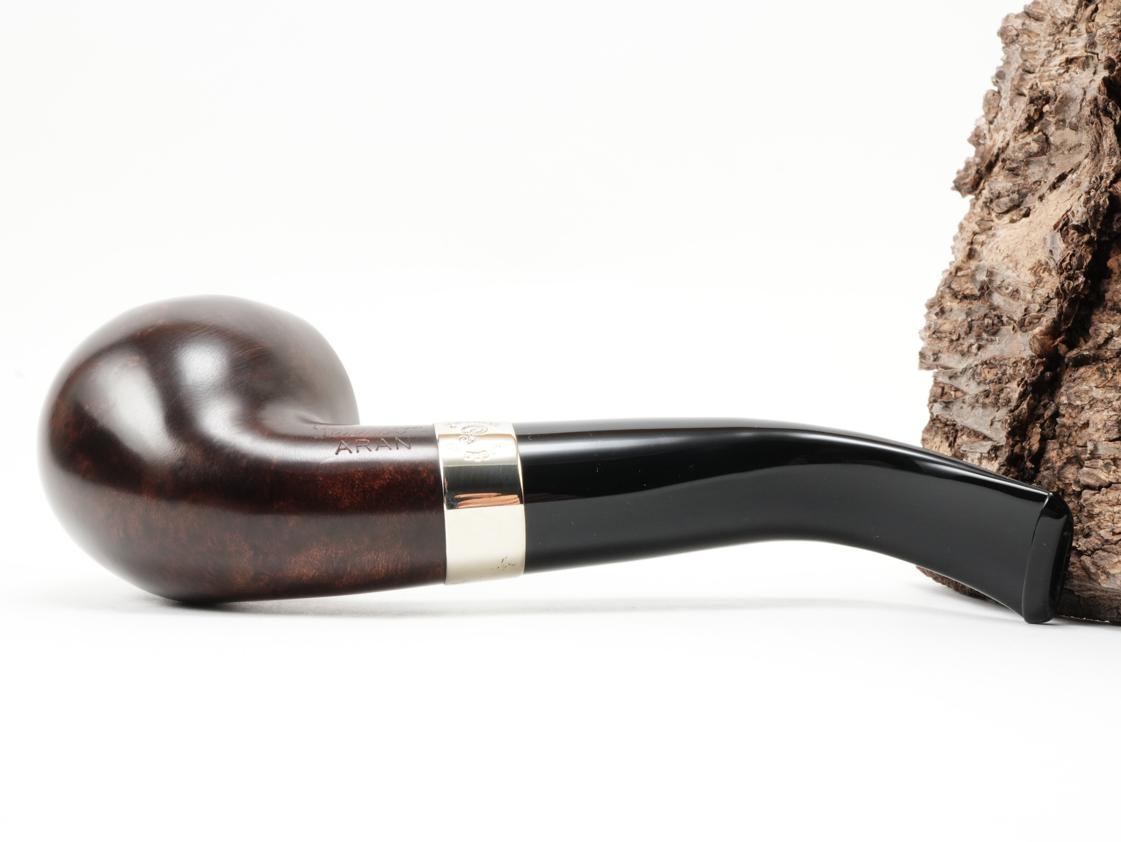 Seitenansicht der Peterson Aran XL02 Nickel Pfeife von rechts mit Fokus auf die glatte Holzmaserung und den Nickelring