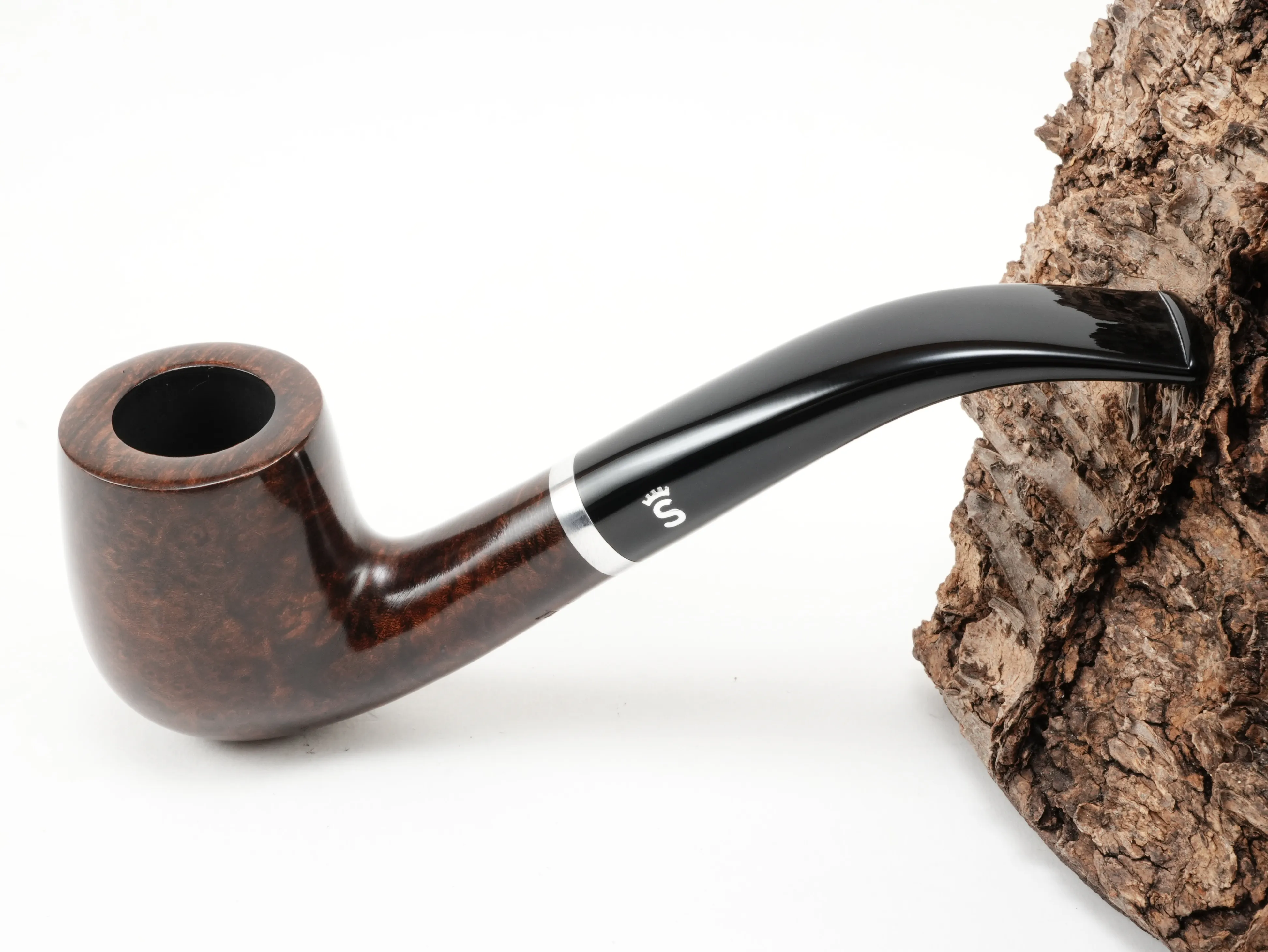 Glatte dunkelbraune Stanwell København 246 Pfeife Bent Classic mit Aluminiumring und schwarzem Acrylmundstück – Titelbild schräg von oben