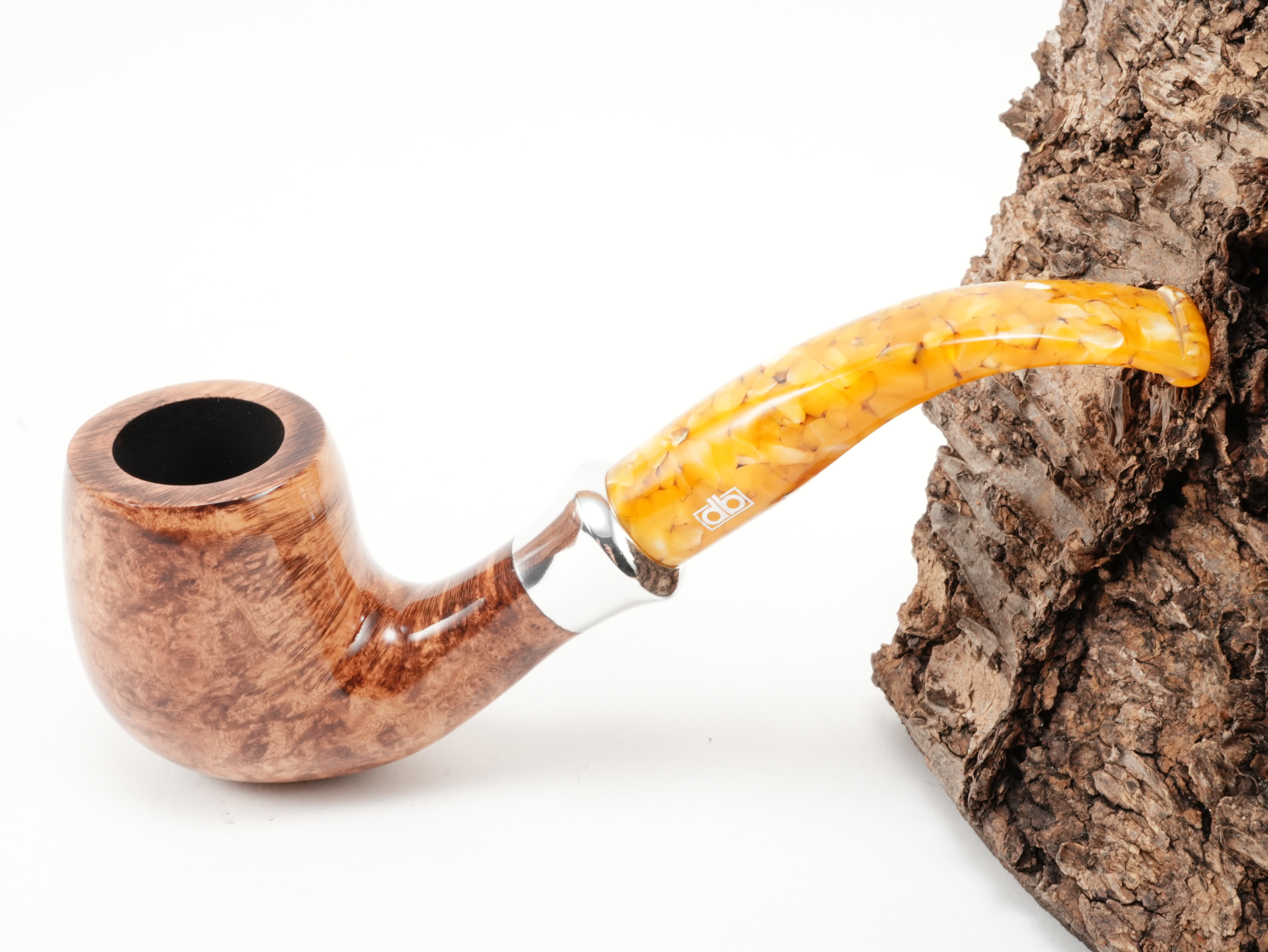 Hellbraun polierte db Design Berlin Baltic Amber II 036 Pfeife Bent Classic mit trichterförmigem Metallring und bernsteinfarbenem Acrylmundstück – Titelbild schräg von oben