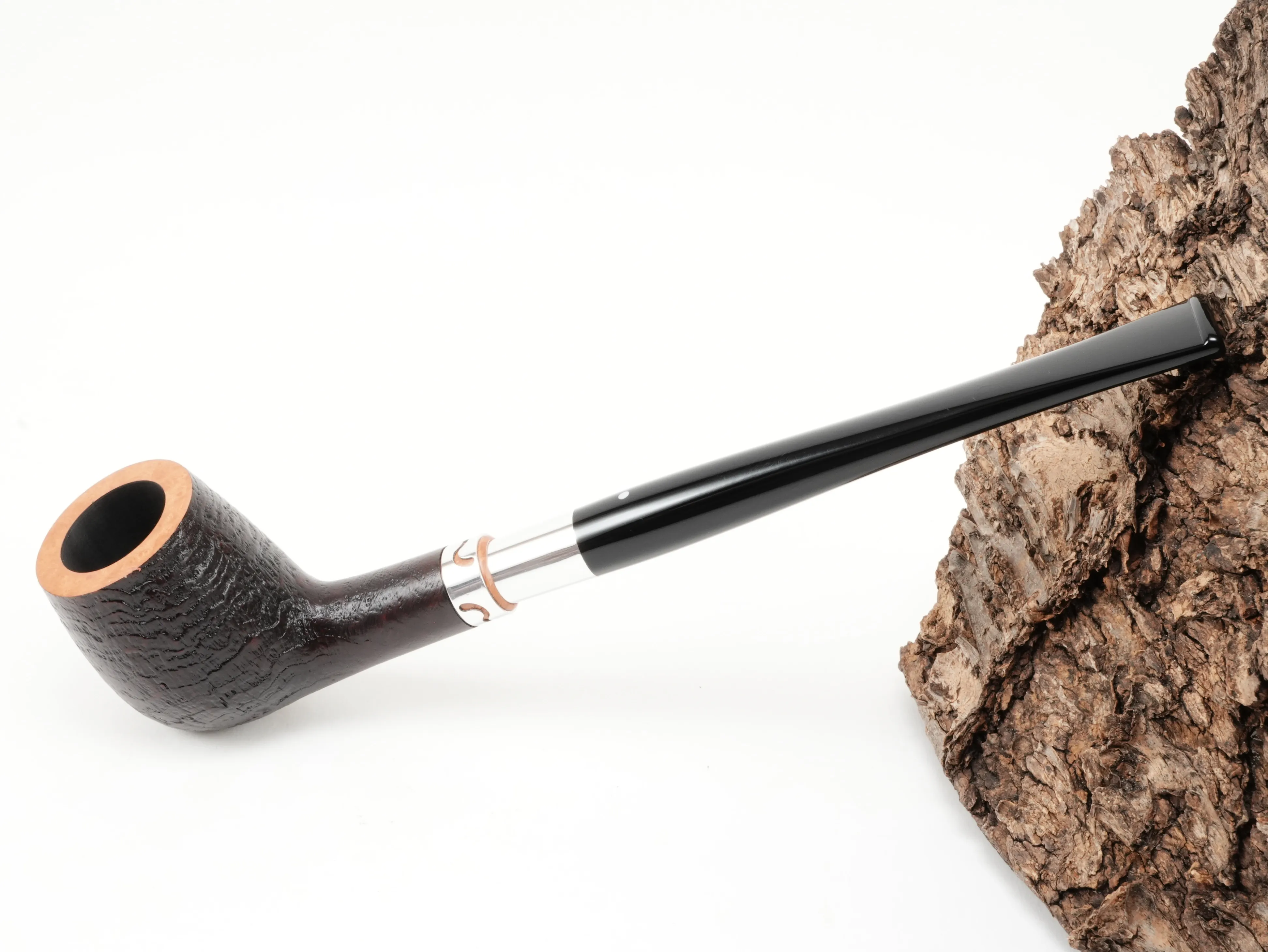 Sandgestrahlte Vauen YORKSHIRE 503 Straight Billiard Pfeife in Dunkelrot-Braun mit naturbelassenem Rand, Zierring und langem schwarzen Steckermundstück – Titelbild schräg von oben