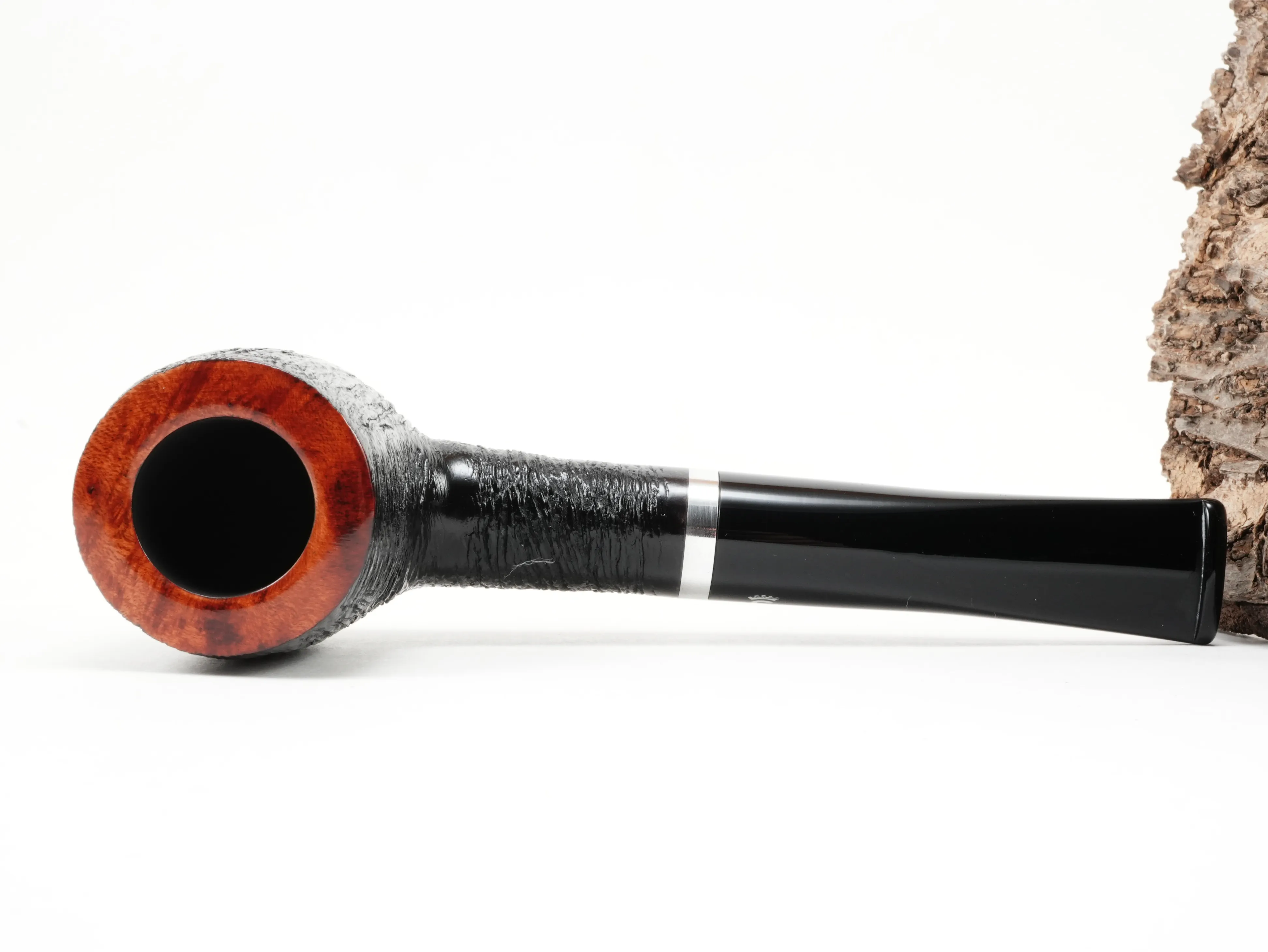Flache Draufsicht auf die liegende Stanwell København Brushed 88 Pfeife mit Fokus auf den schwarz gebürsteten Pfeifenkopf