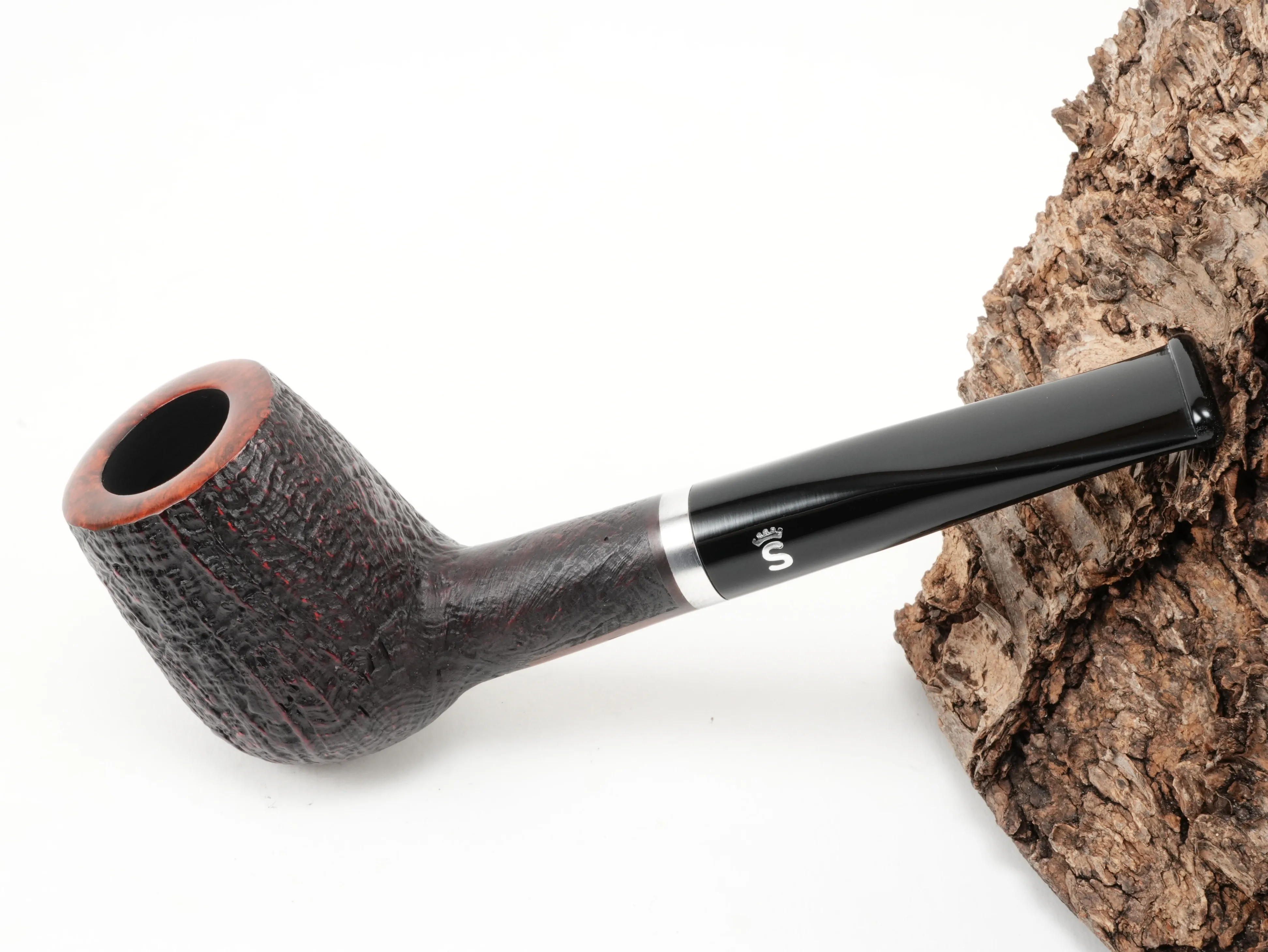 Sandgestrahlte rötlich-braune Stanwell København 12 Pfeife Straight Billiard mit Aluminiumring und schwarzem Acrylmundstück – Titelbild schräg von oben