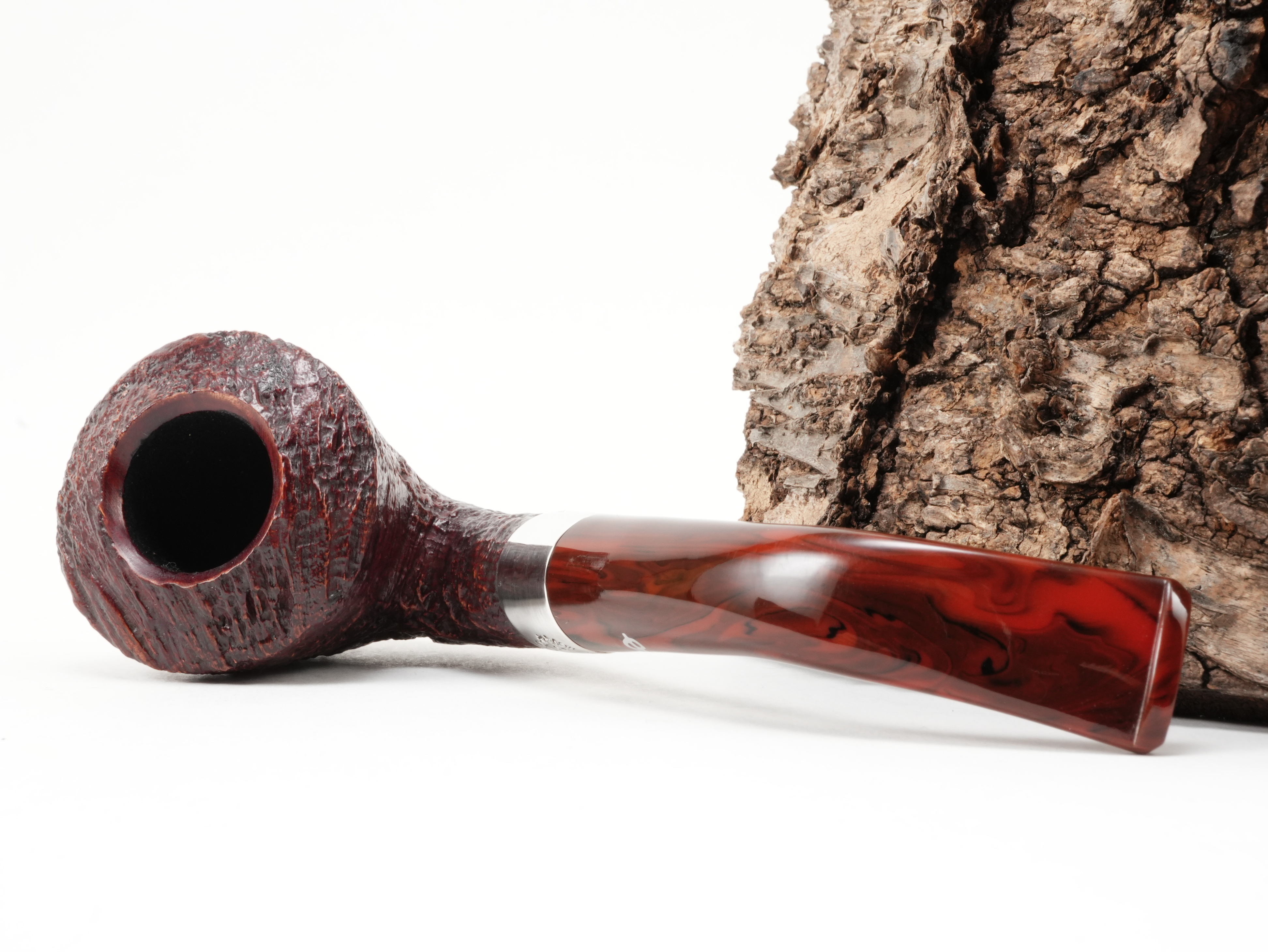 Peterson Irish Harp B10 Sand Bent Calabash Pfeife liegend von schräg hinten mit Fokus auf das silbern gefasste Holmende