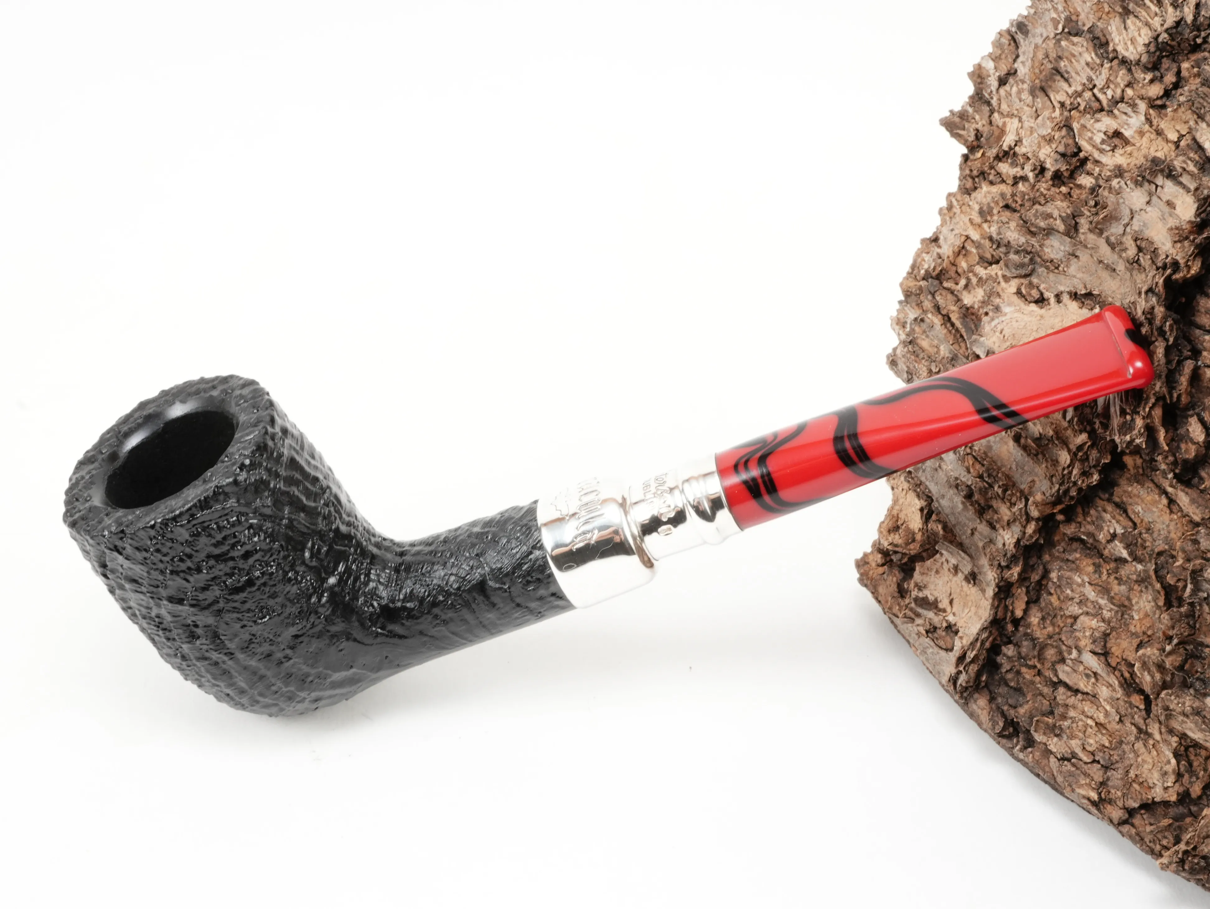 Schwarz sandgestrahlte Peterson Dracula Spigot Sand 106 Pfeife Billiard mit Silberverbindung und rot-schwarzem Acrylmundstück – Titelbild schräg von oben