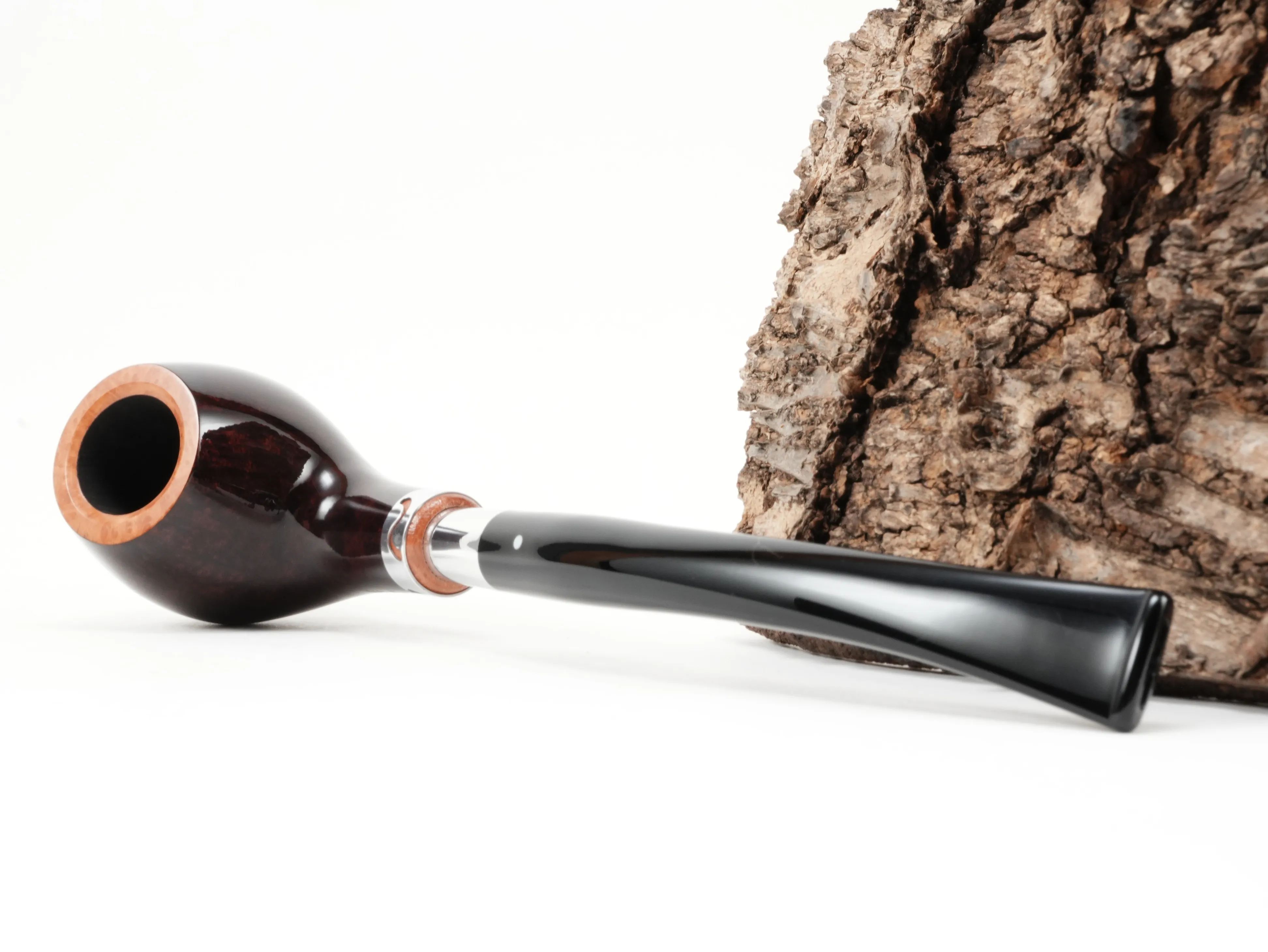 Dunkelrote Vauen YORKSHIRE 161 Half-Bent-Classic-Pfeife liegend von schräg hinten mit Weißpunkt-Kennzeichnung am langen Acrylmundstück