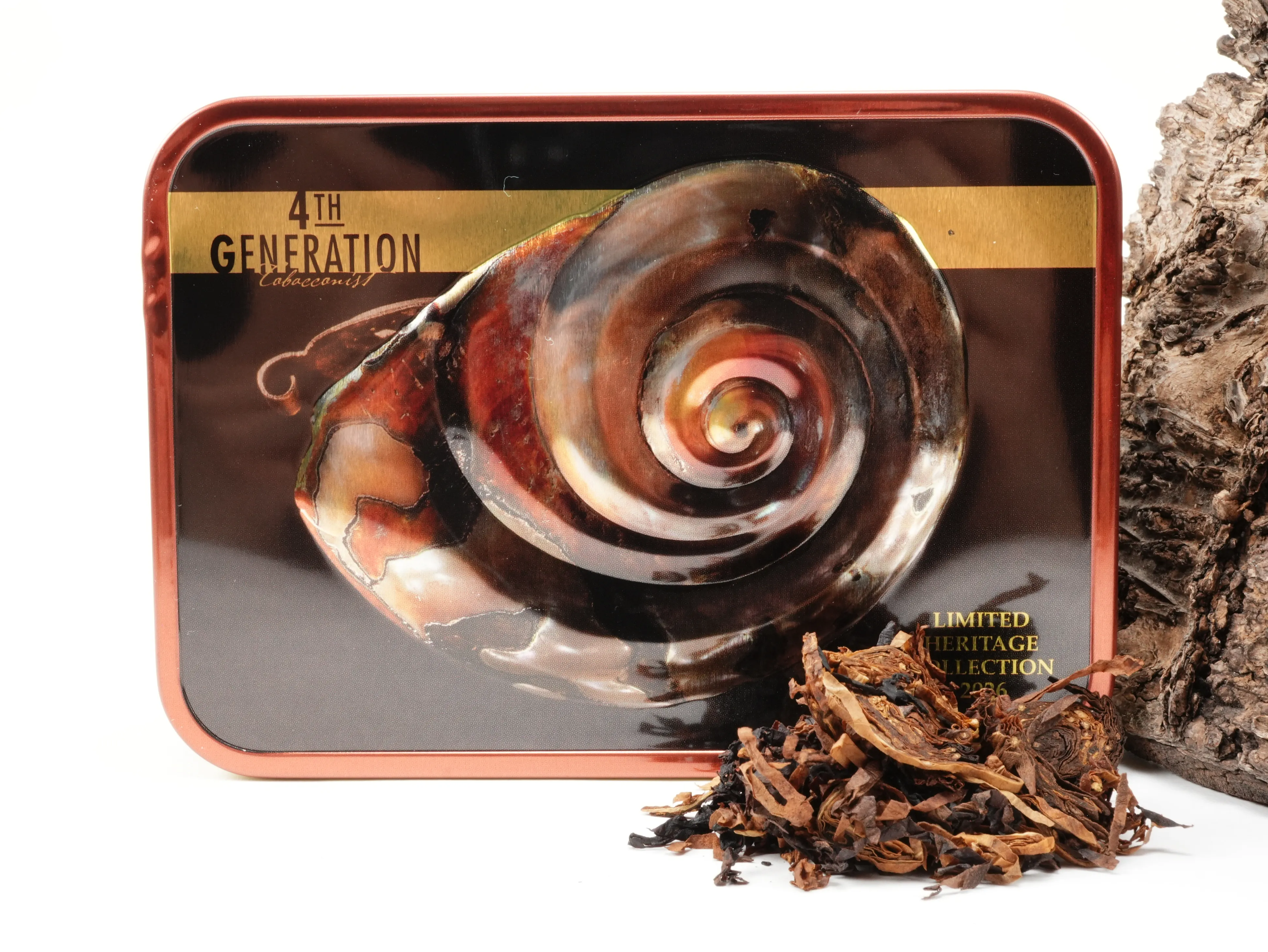 4th Generation Limited Heritage Collection 2026 Tabakdose im Hintergrund mit präsentiertem dänischem Tabak-Blend im Vordergrund