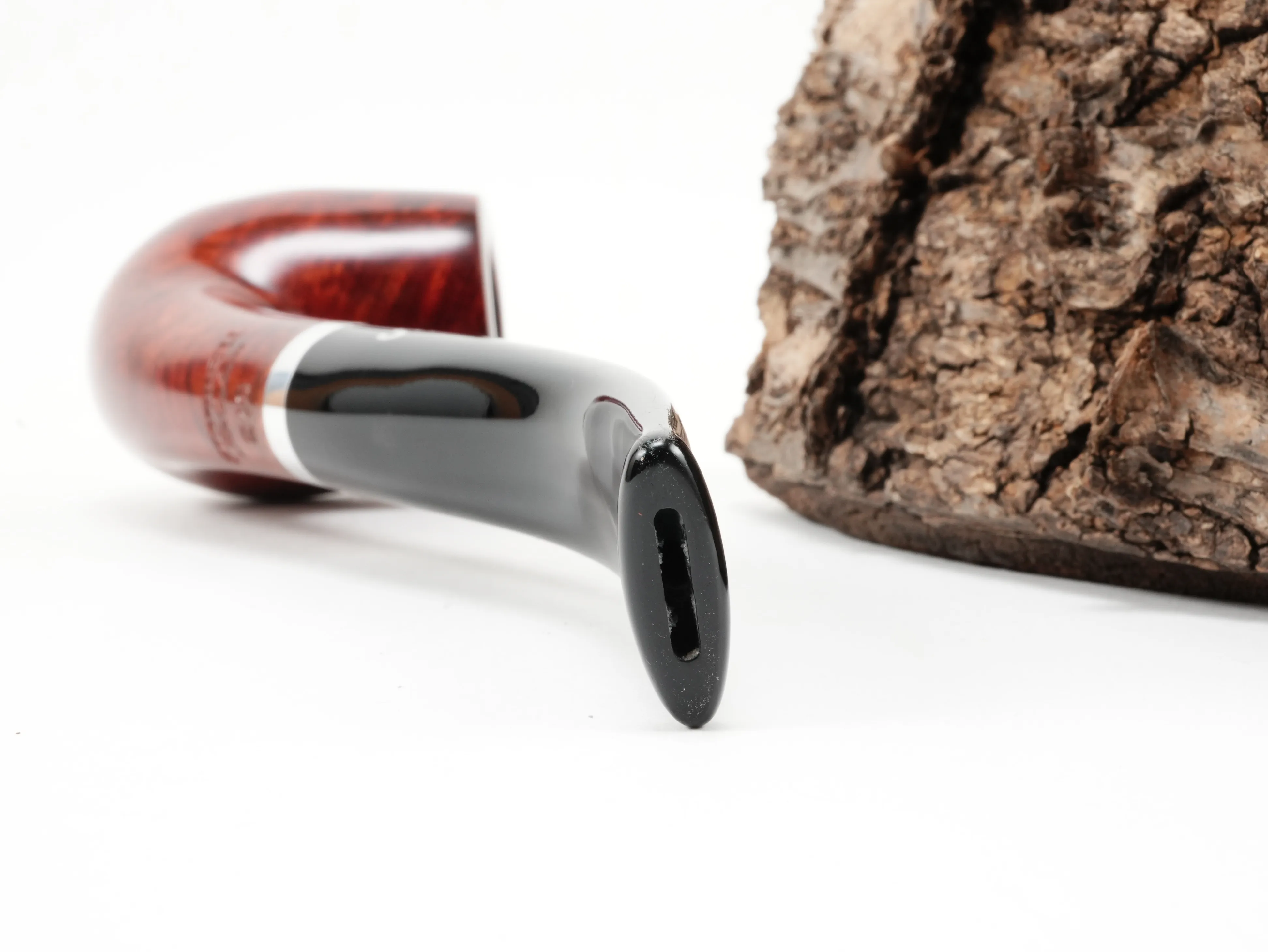 Nahaufnahme des gebogenen schwarzen Acrylmundstücks der Stanwell København Terracotta 246 Pfeife mit Bissstelle von hinten