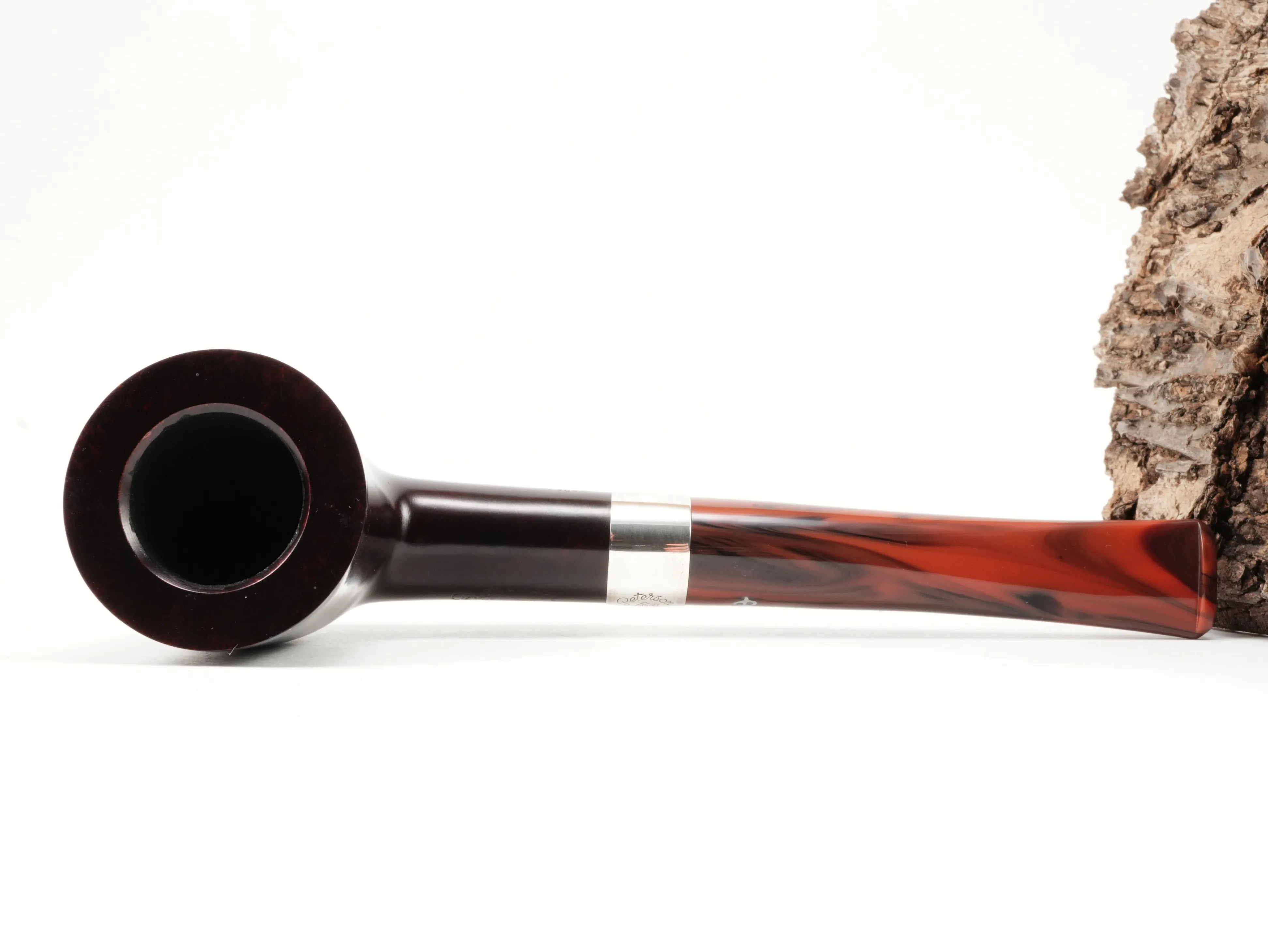 Flache Draufsicht auf die liegende Peterson Irish Harp 120 mit glattem rotbraunem Finish