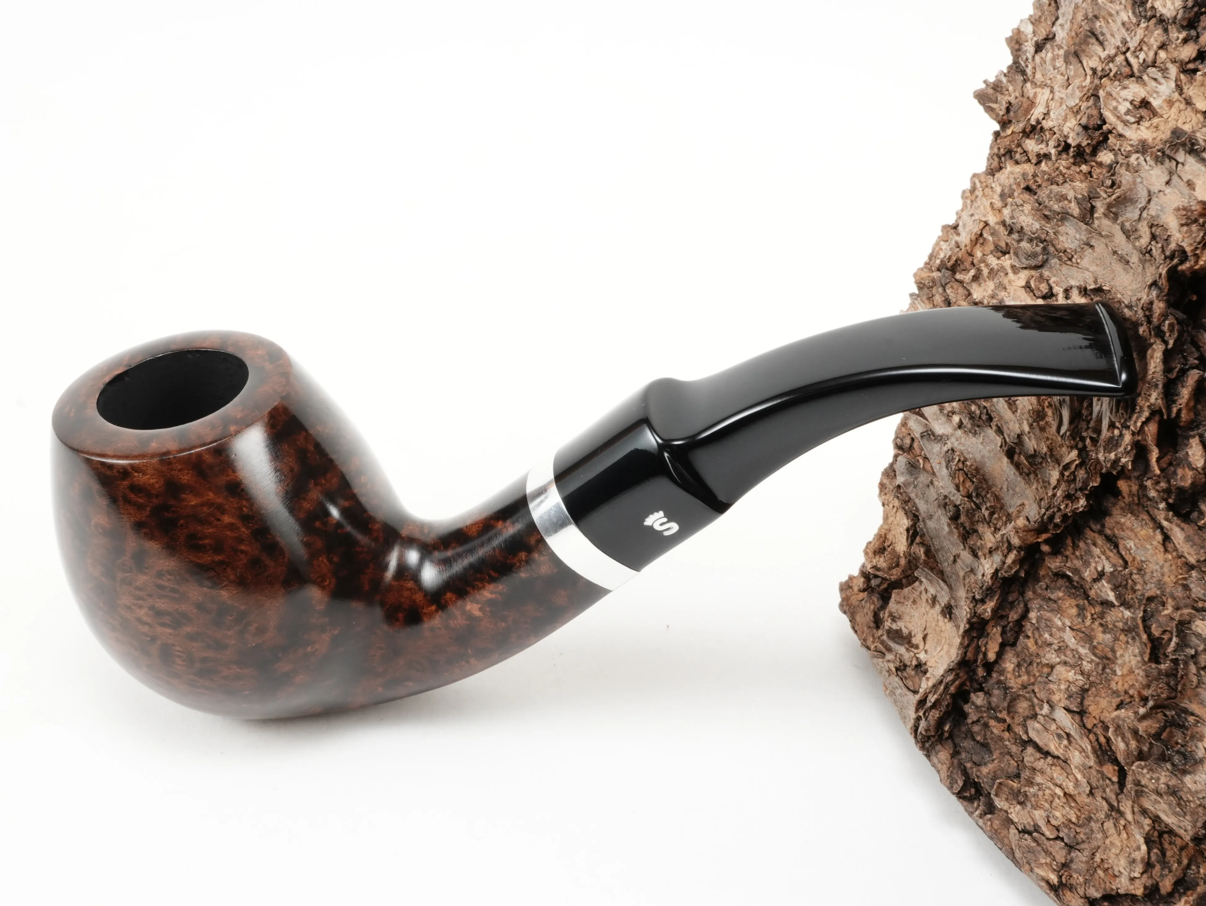 Glatte dunkelbraune Stanwell København 232 Pfeife Bent Freestyle mit Aluminiumring und schwarzem Acrylmundstück – Titelbild schräg von oben