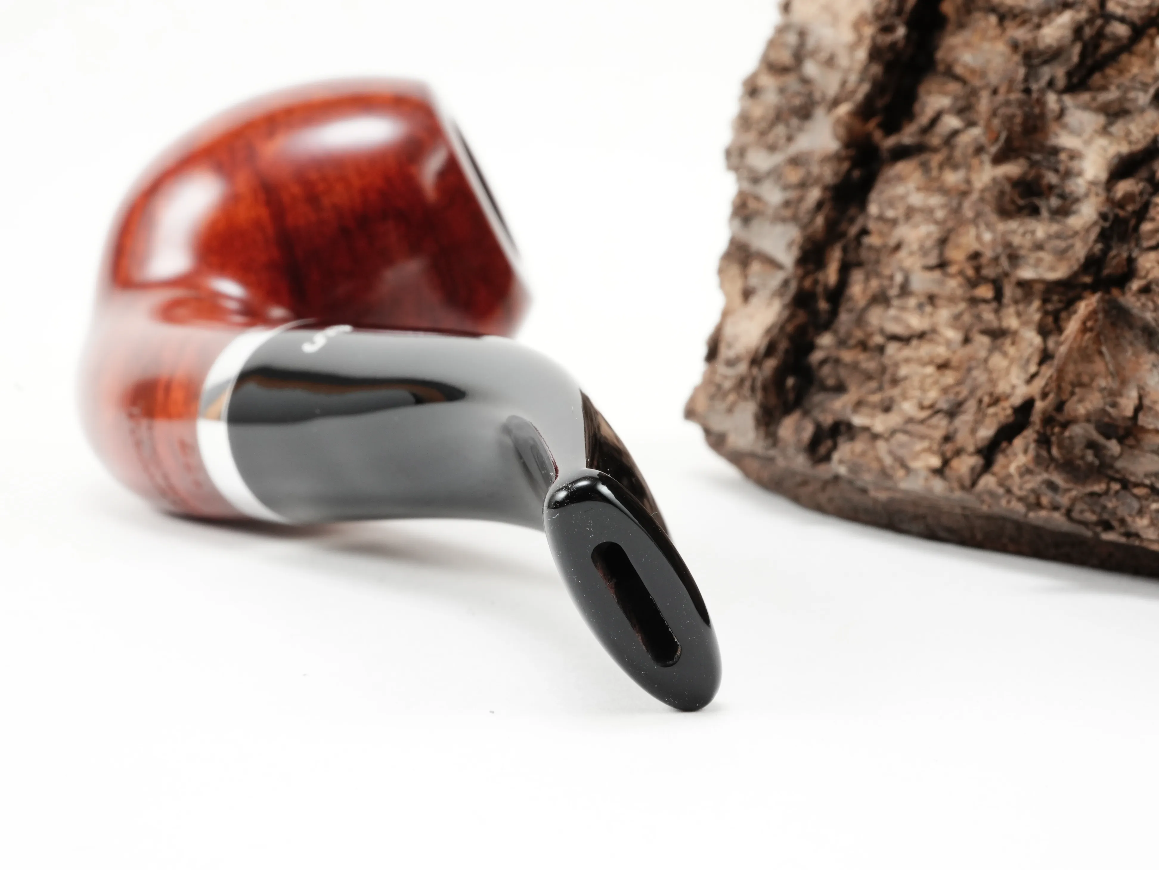 Nahaufnahme des gebogenen schwarzen Acrylmundstücks der Stanwell København Terracotta 185 Pfeife mit Bissstelle von hinten