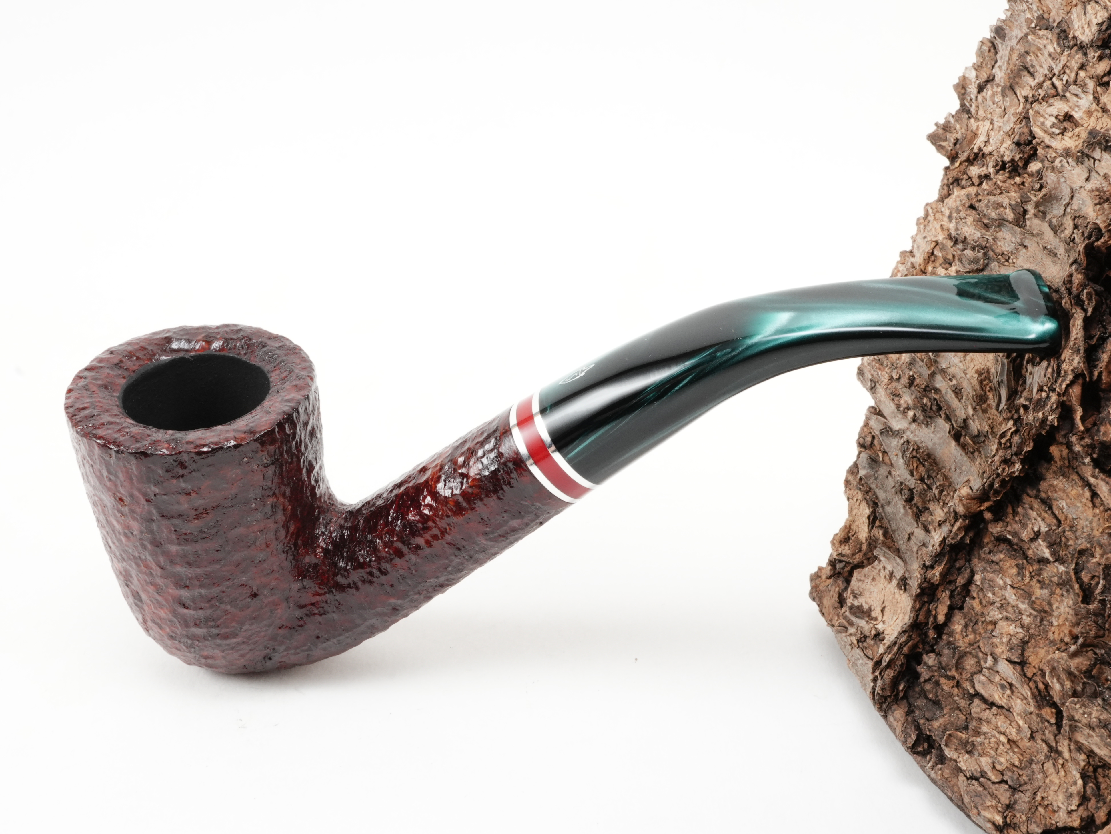 Rustizierte Savinelli Saint Nicholas 2026 Pfeife Shape 611 KS mit dunkelrotem Kopf, gebogenem perlgrünem Acrylmundstück und rubinrotem Zierring – Titelbild schräg von oben