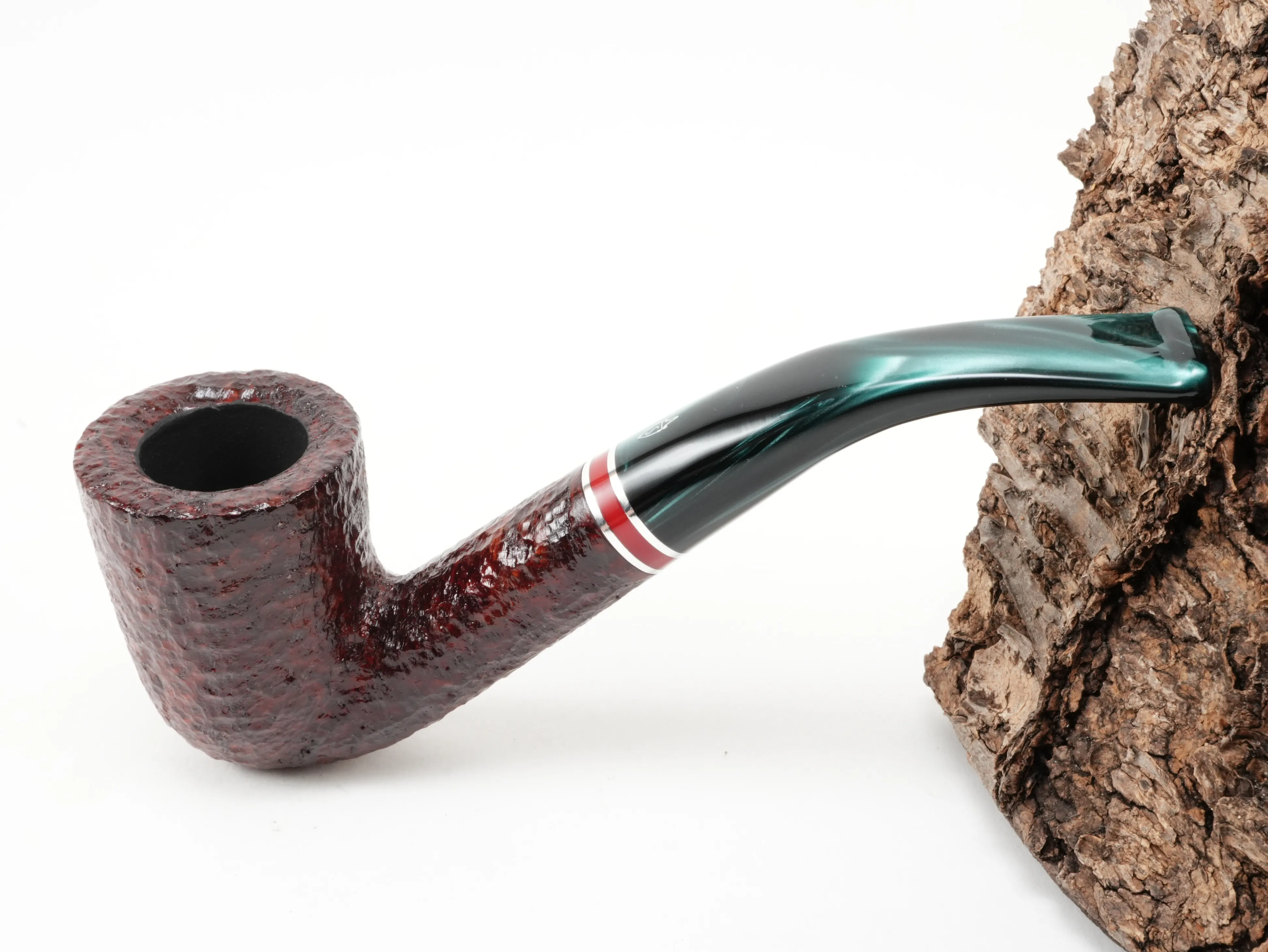 Rustizierte Savinelli Saint Nicholas 2026 Pfeife Shape 611 KS mit dunkelrotem Kopf, gebogenem perlgrünem Acrylmundstück und rubinrotem Zierring – Titelbild schräg von oben
