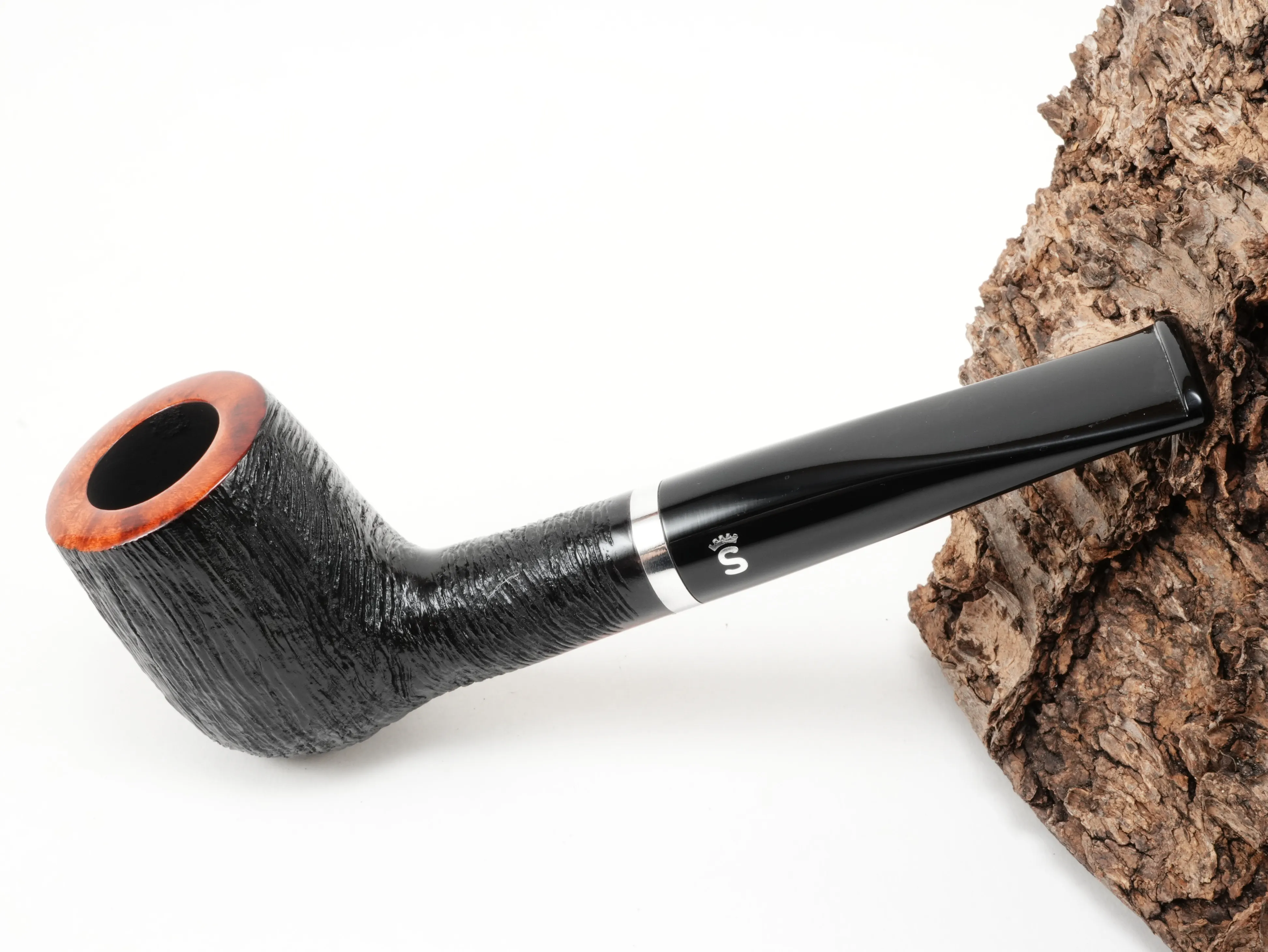 Schwarz gebürstete rustizierte Stanwell København Brushed 88 Pfeife Billiard mit rötlichem Kopfrand und Aluminiumring – Titelbild schräg von oben