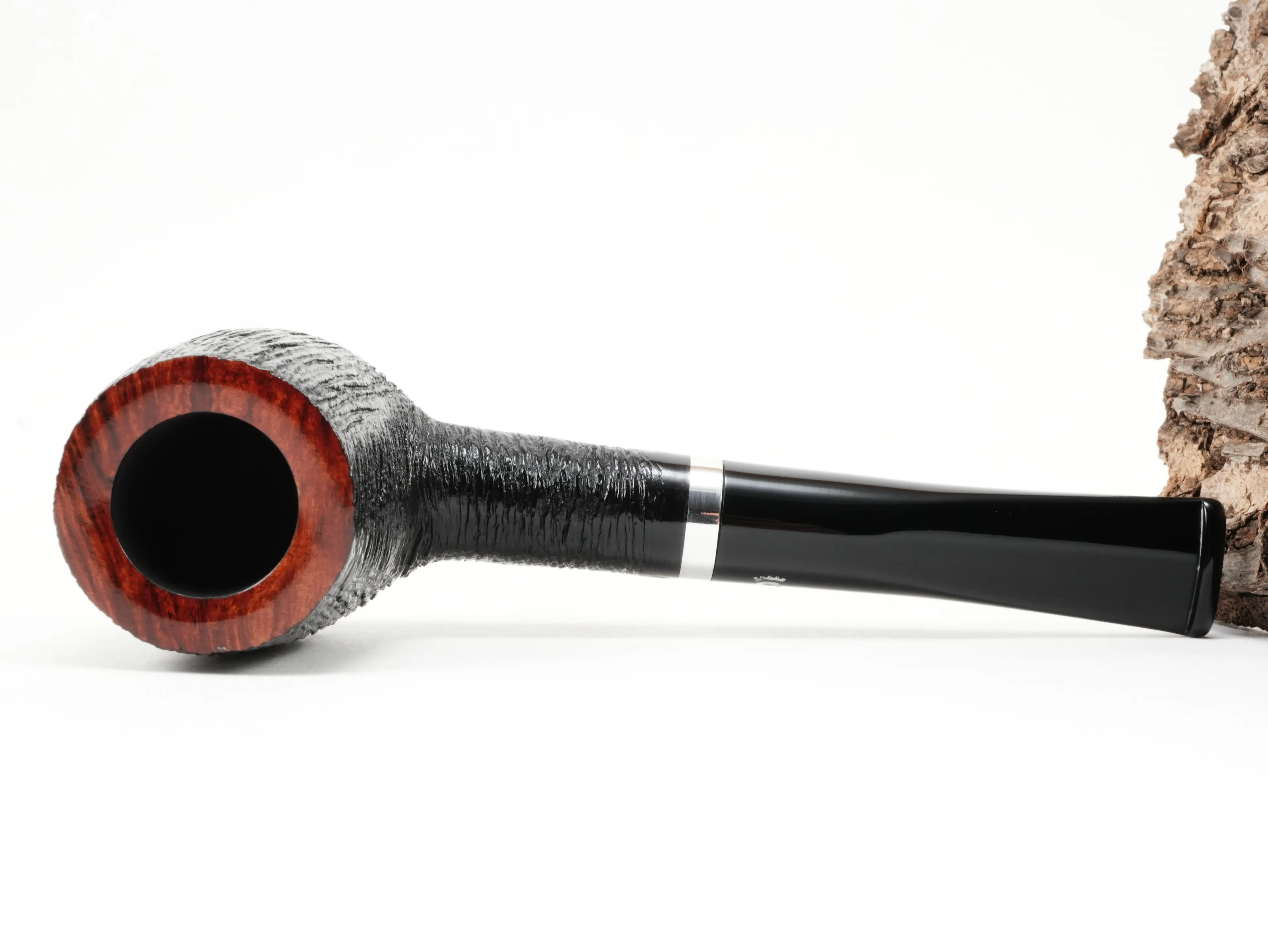 Flache Draufsicht auf die liegende Stanwell København Brushed 12 Pfeife mit Fokus auf den schwarz gebürsteten Pfeifenkopf