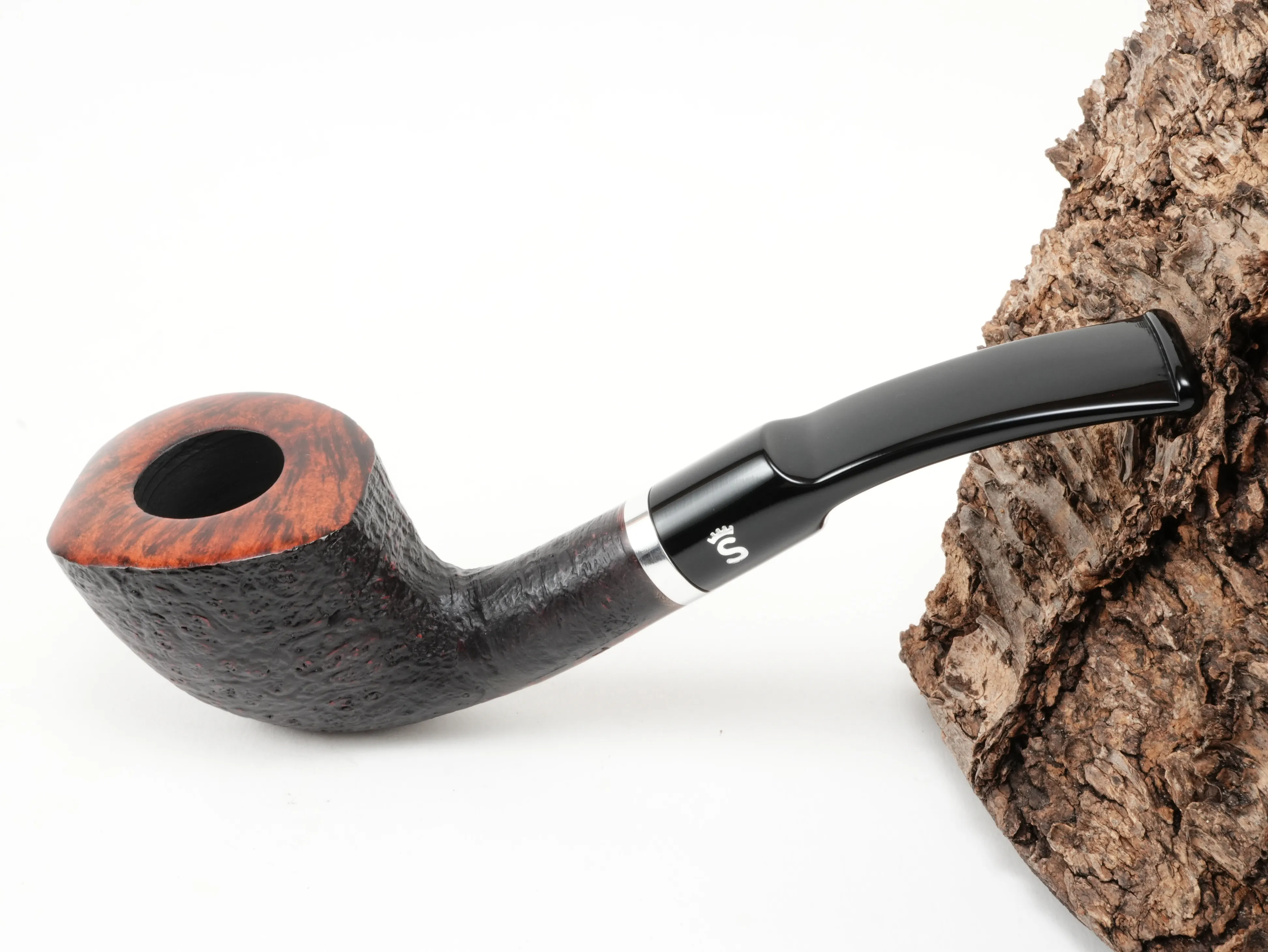 Sandgestrahlte rötlich-braune Stanwell København 409 Pfeife Half-Bent Freestyle mit Aluminiumring und schwarzem Acrylmundstück – Titelbild schräg von oben