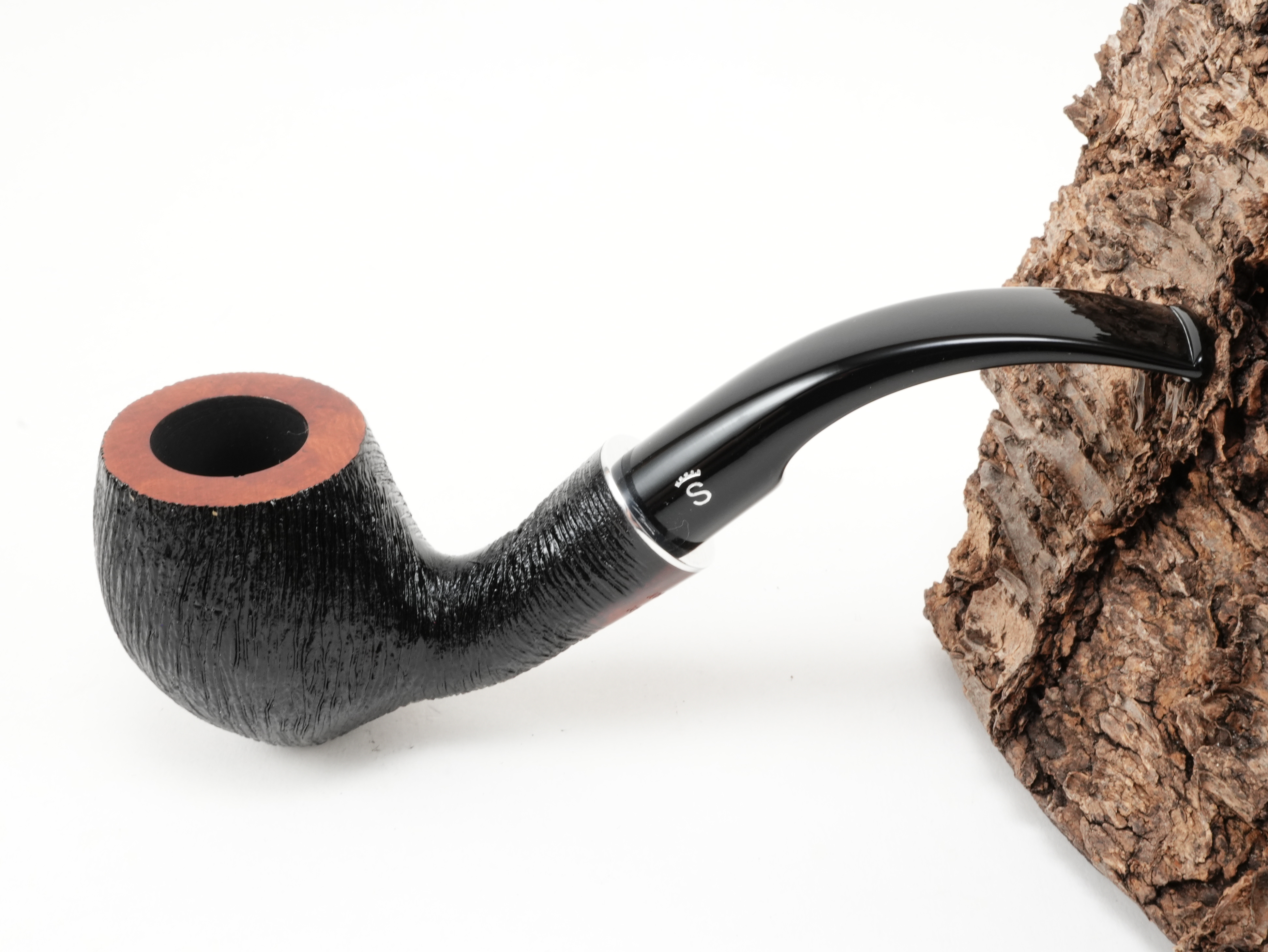 Schwarz gebürstete Stanwell H.C. Andersen Brushed 7 Bent-Pfeife mit rötlichem Kopfrand und kurzem Acrylmundstück – Titelbild schräg von oben