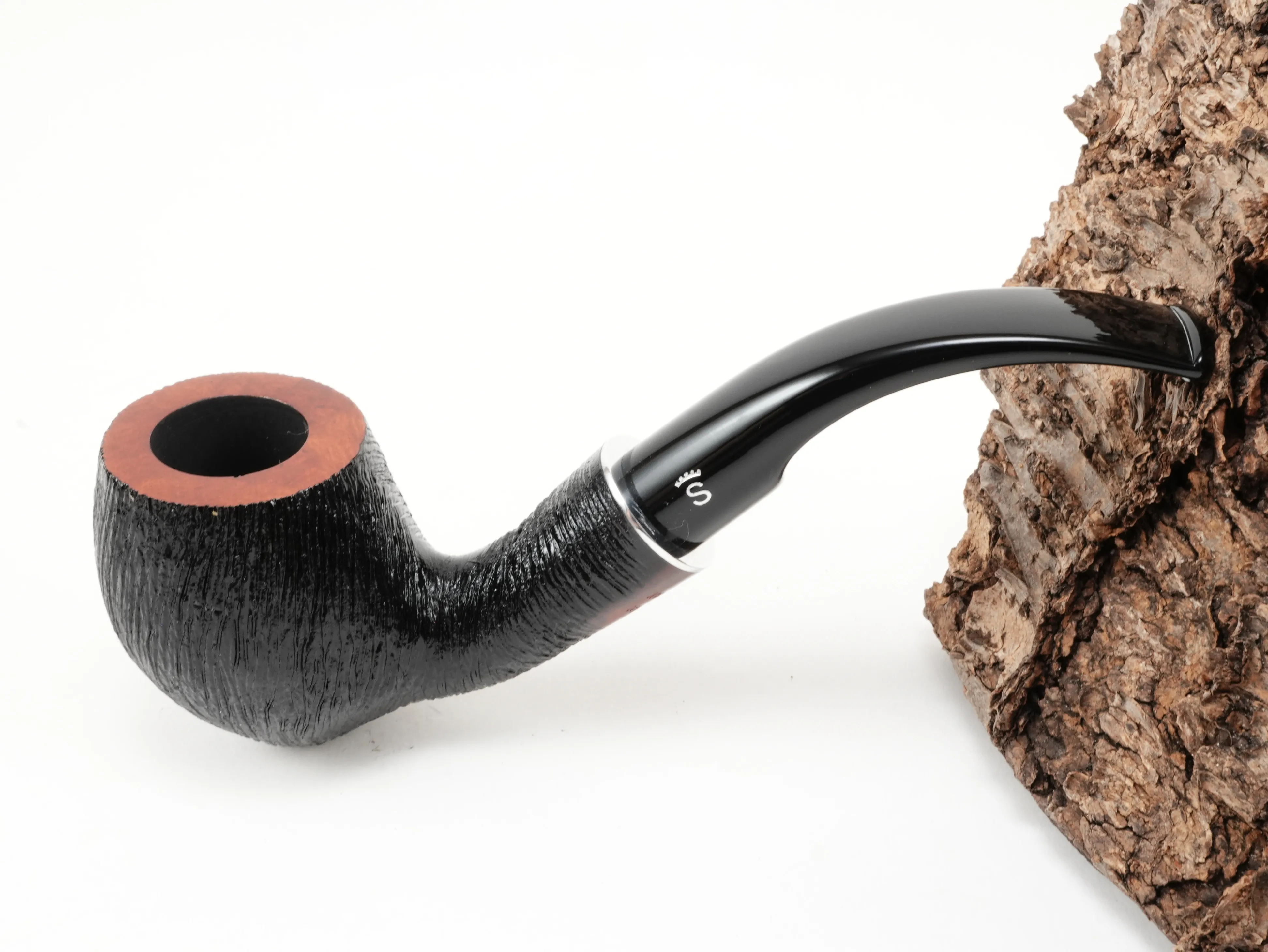 Schwarz gebürstete Stanwell H.C. Andersen Brushed 7 Bent-Pfeife mit rötlichem Kopfrand und kurzem Acrylmundstück – Titelbild schräg von oben