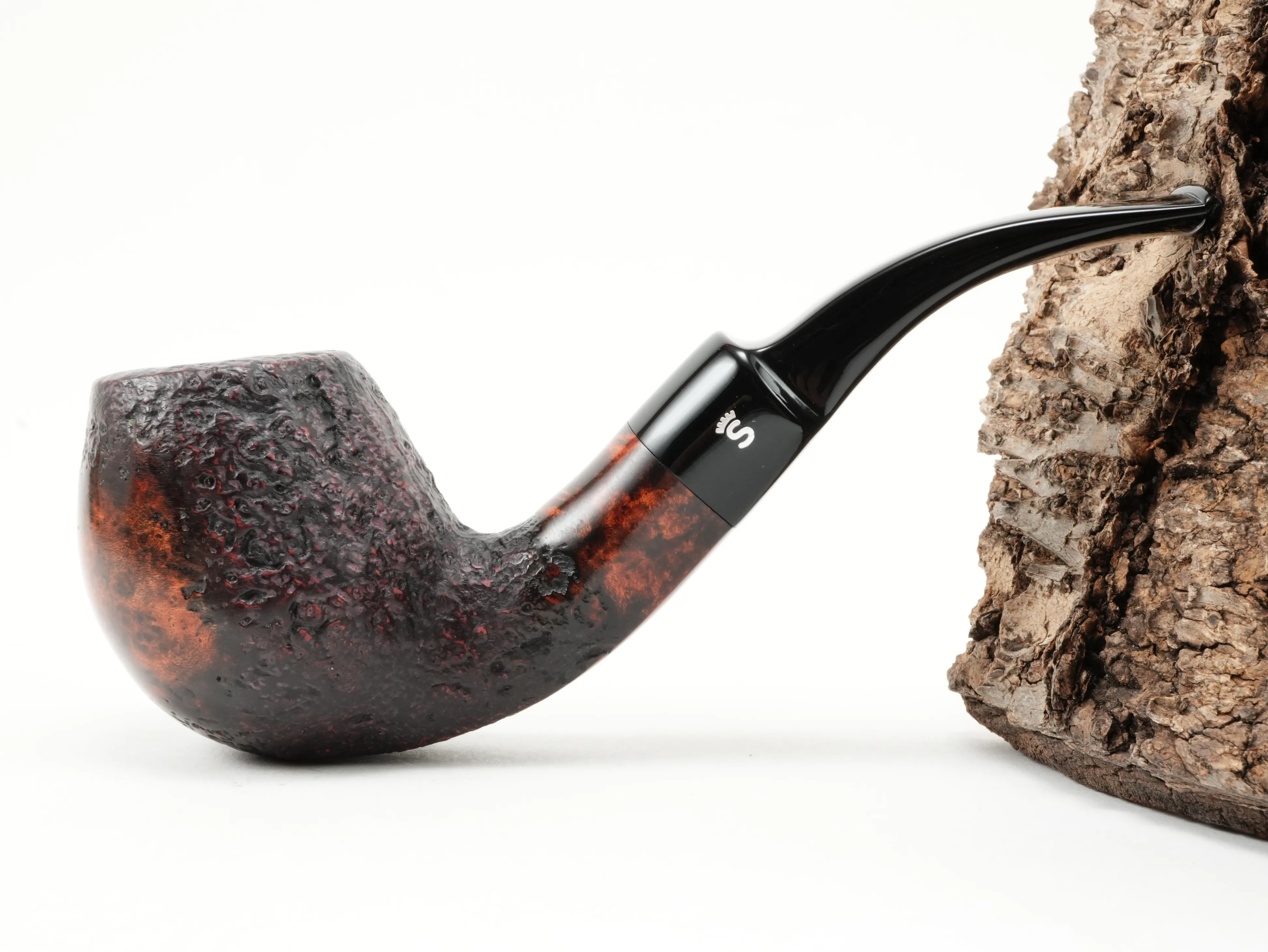 Seitenansicht der gebogenen Stanwell Vario 232 Freestyle-Pfeife mit sandgestrahltem Kopf und glatt poliertem Holmabschluss