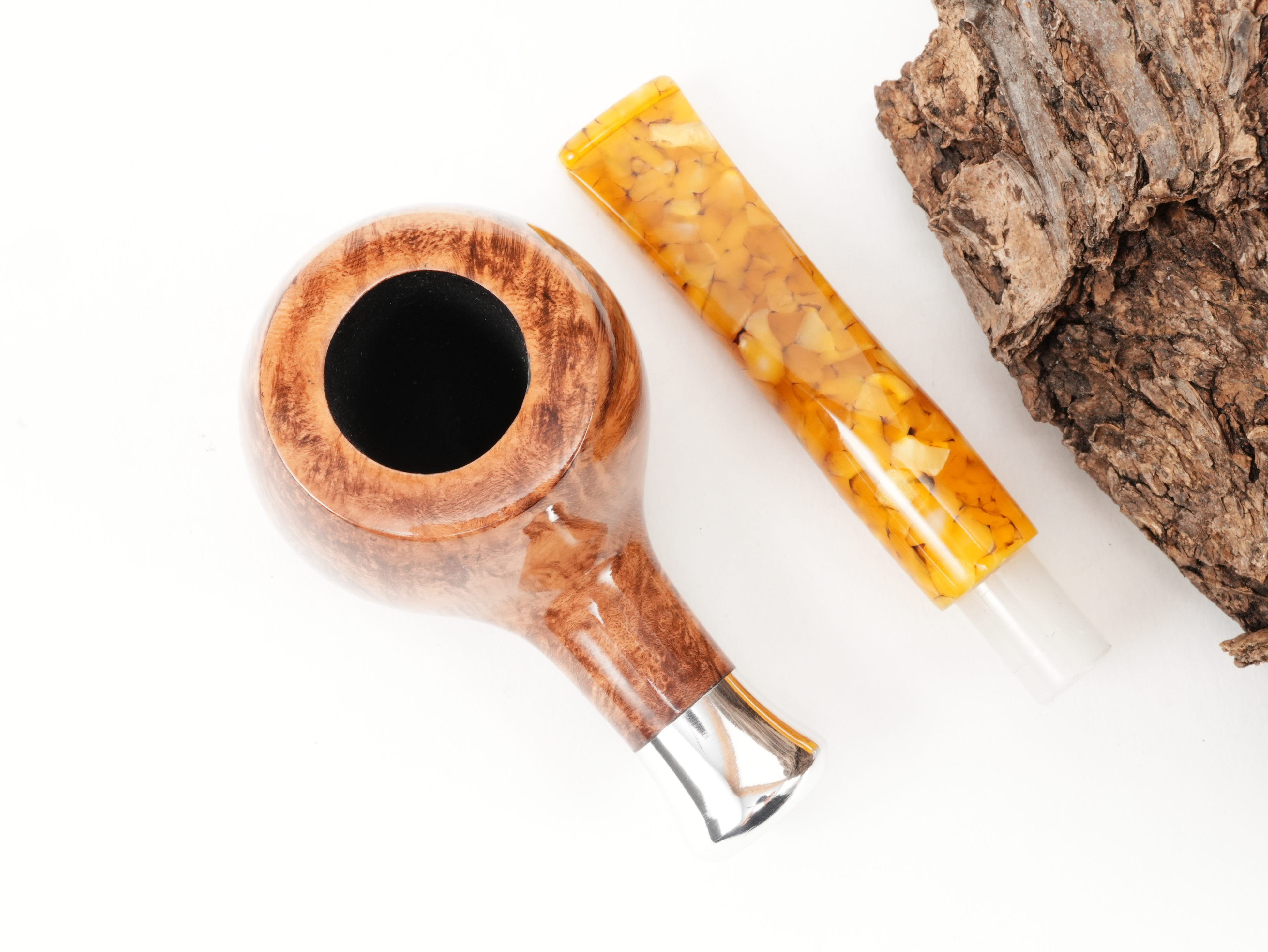 Draufsicht auf die zerlegte db Design Berlin Baltic Amber II 034 Pfeife mit getrenntem hellbraunem Prince-Pfeifenkopf und bernsteinfarbenem Mundstück