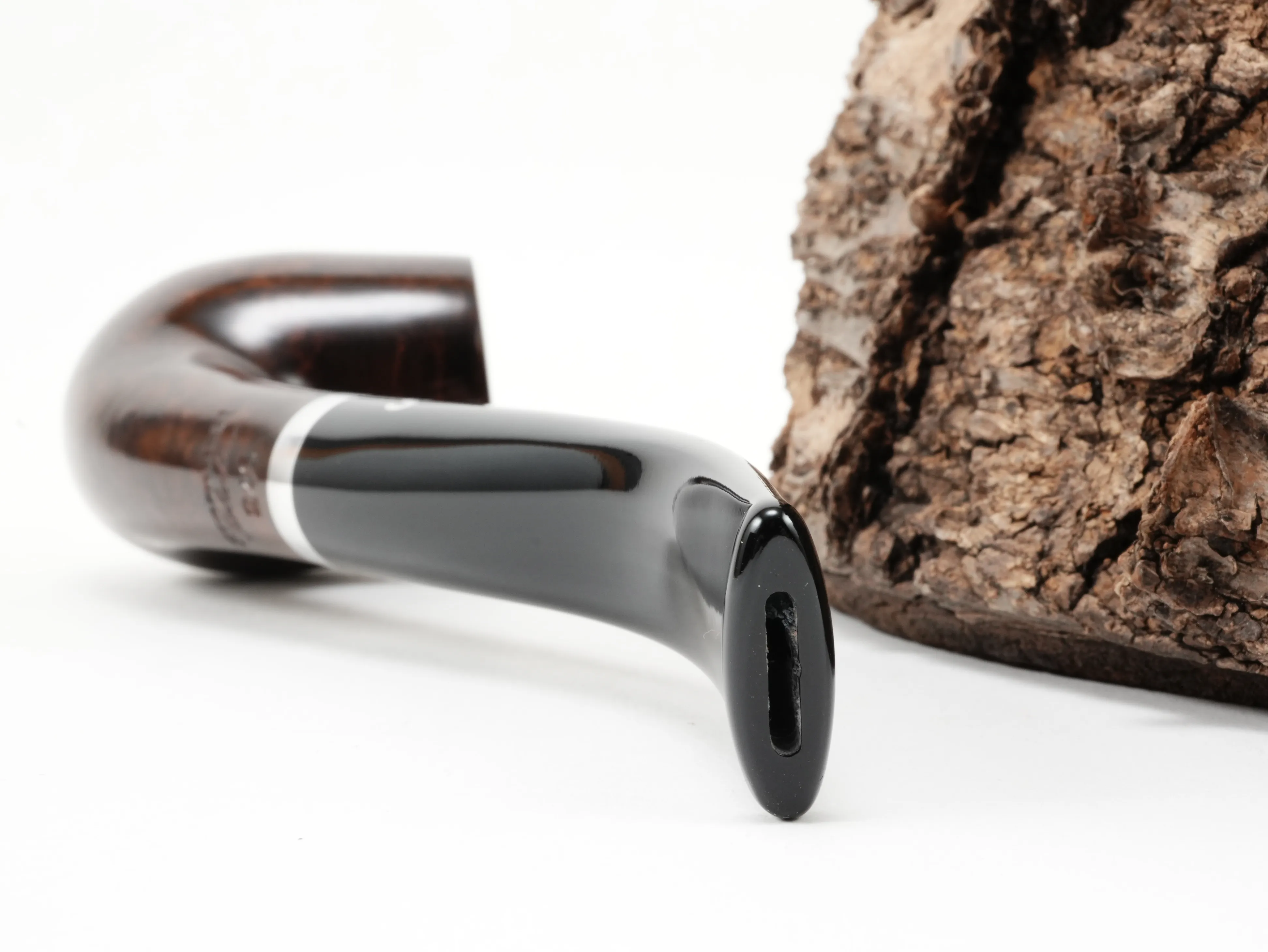 Nahaufnahme des gebogenen schwarzen Acrylmundstücks der Stanwell København 246 Pfeife mit Bissstelle von hinten