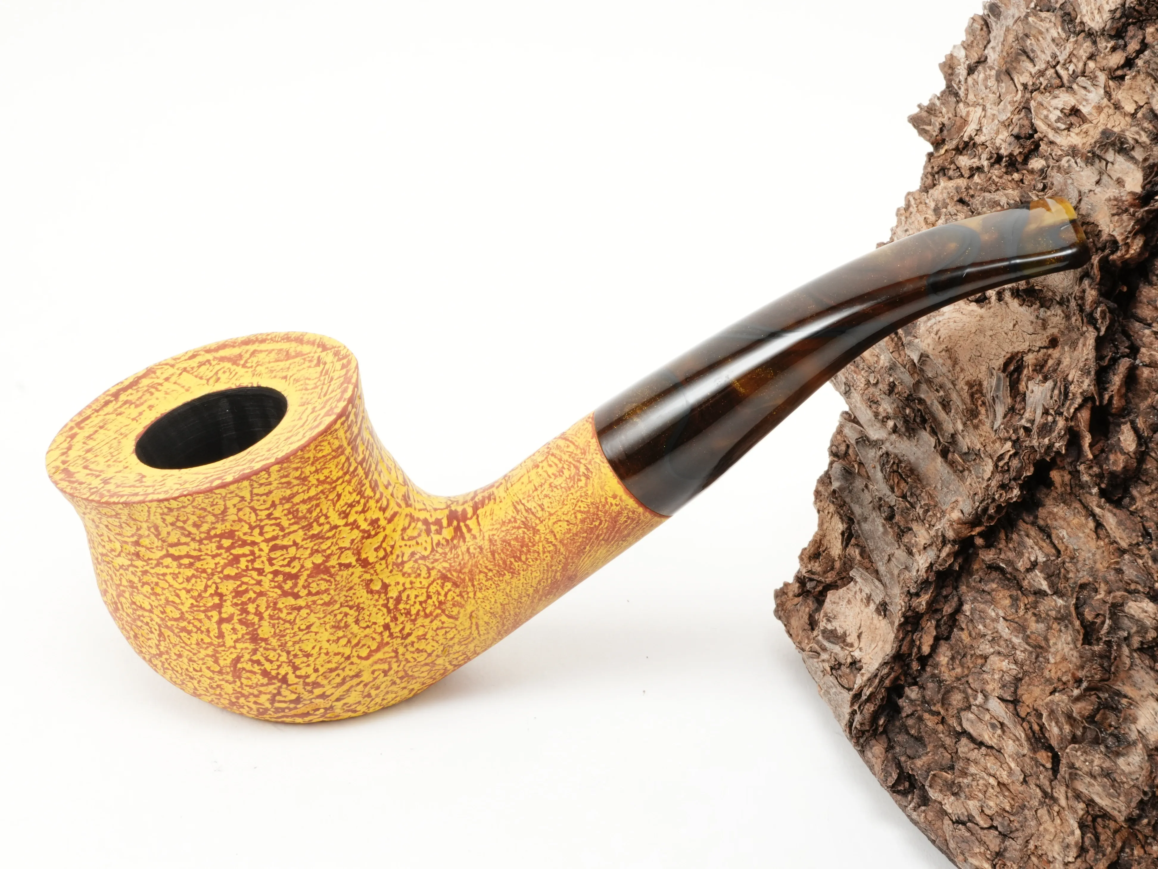 Gelbe Vauen SAVANNA 5038 Bent-Freestyle-Pfeife mit sandgestrahlter Oberfläche und meliertem Mundstück – Titelbild schräg von oben