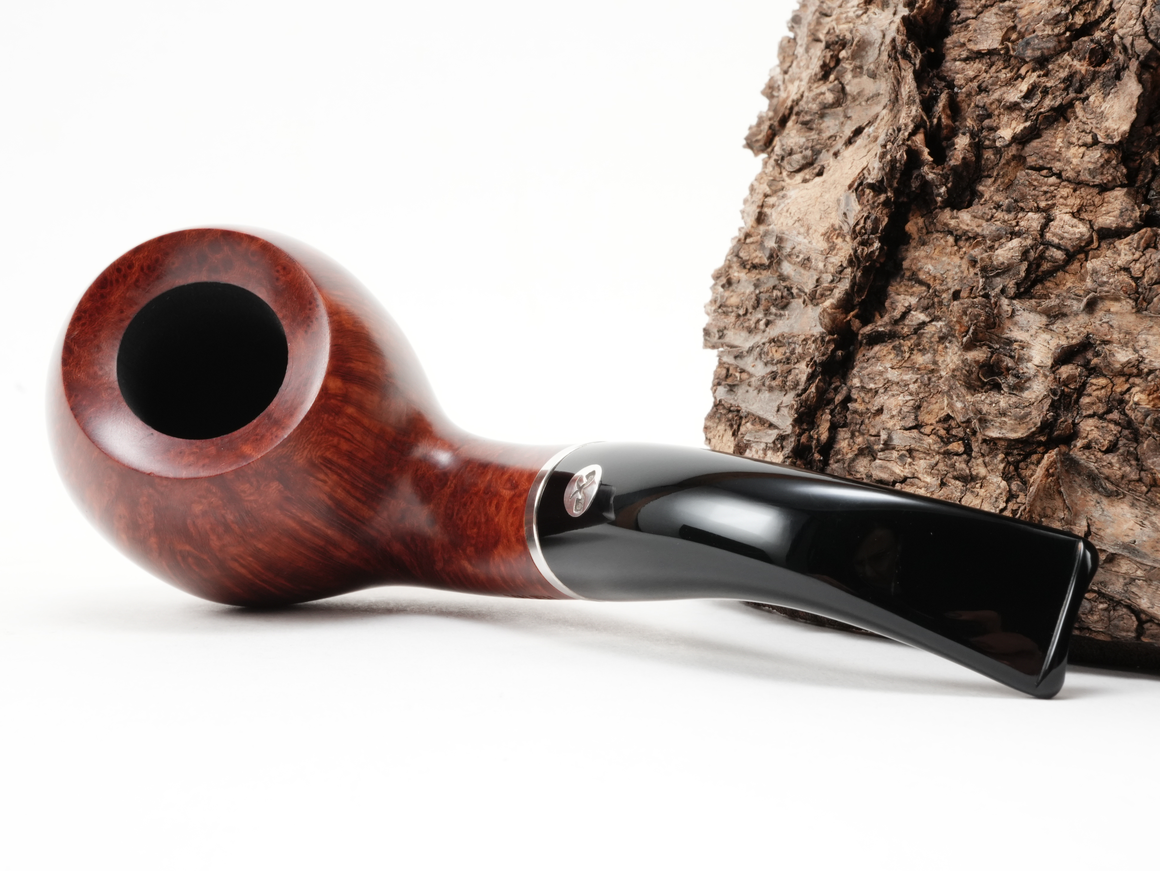 Vauen Tradition 019 Bent Classic Pfeife liegend von schräg hinten mit Fokus auf den eingelassenen Sterling-Silberring am Holm