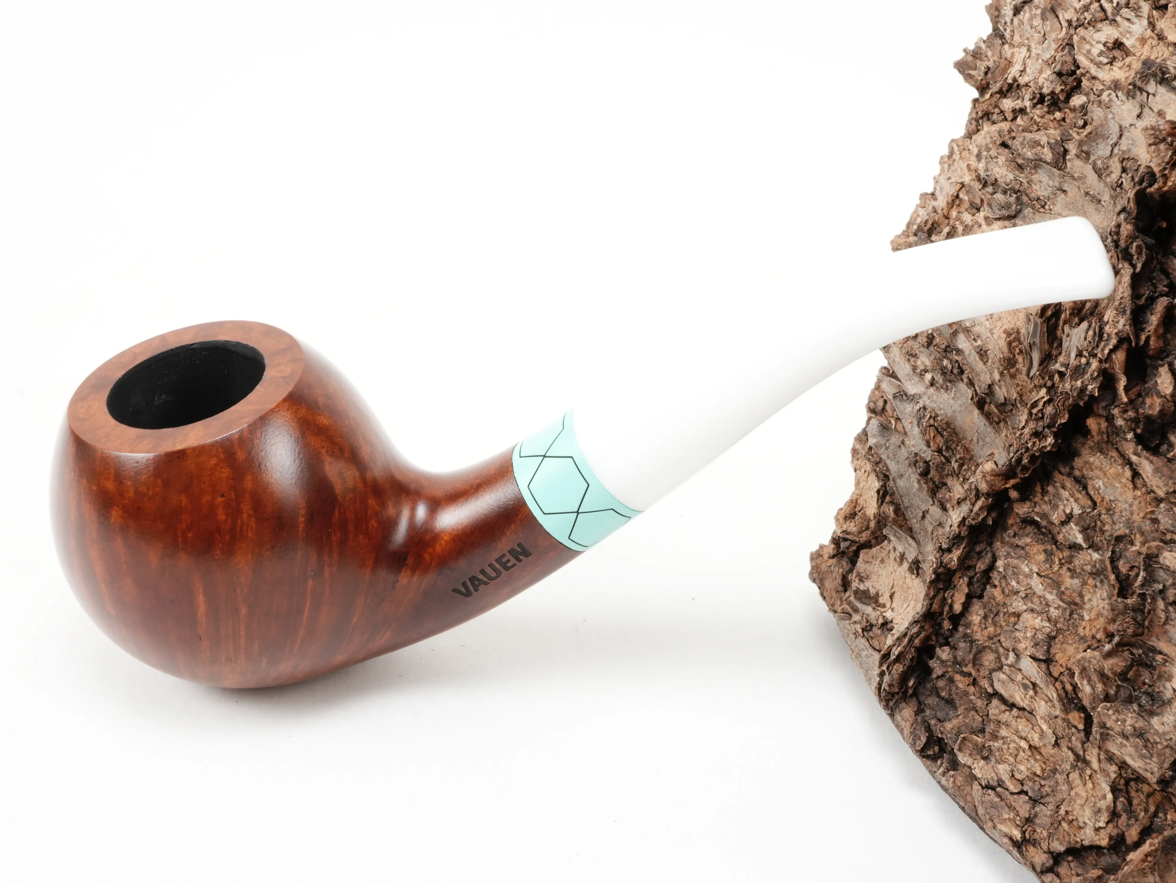 Vauen VELA 2442 Half-Bent Ball Pfeife aus Bruyèreholz mit türkisgrünem Zierring und weißem Acrylmundstück – Titelbild schräg von oben