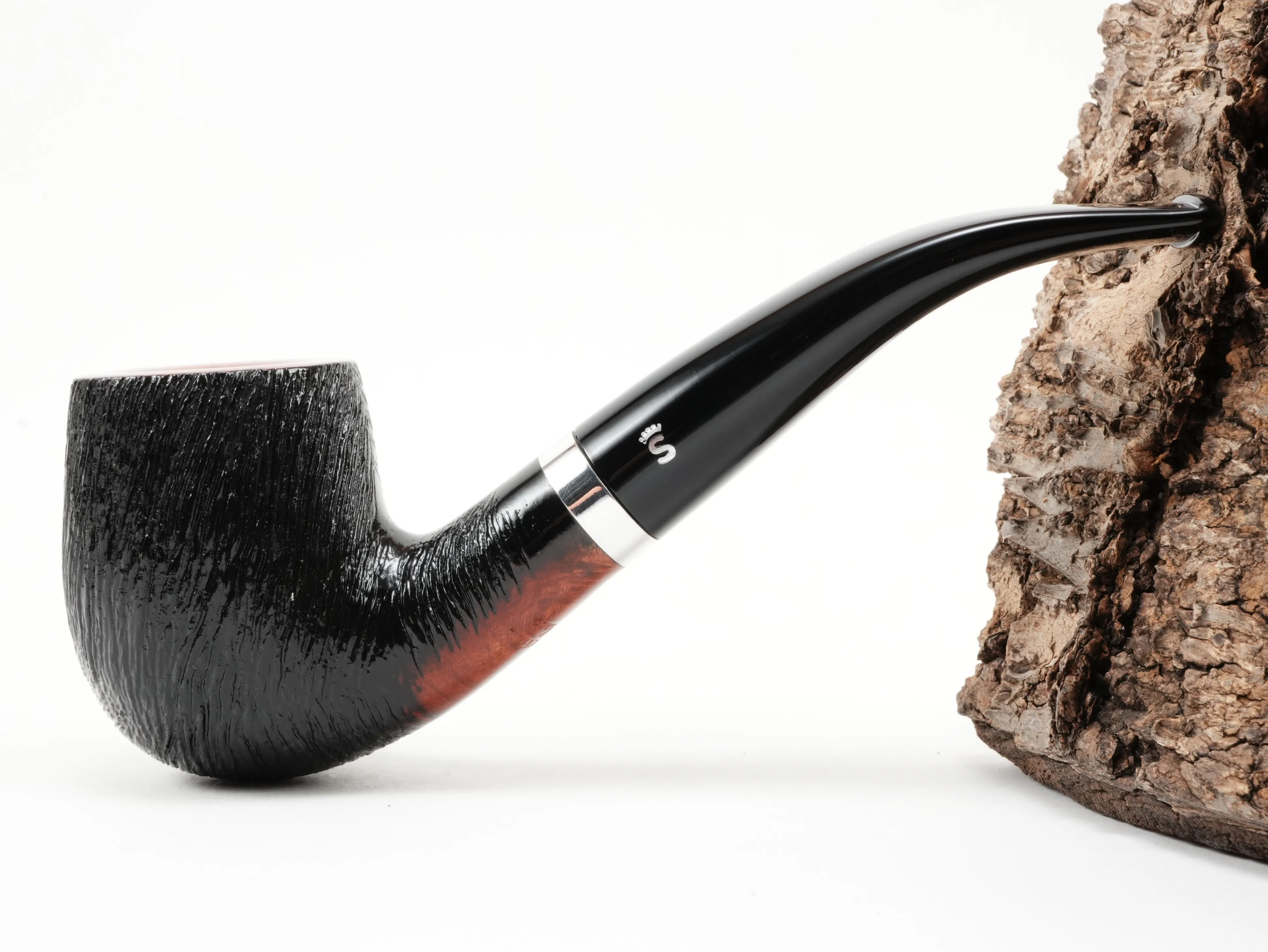 Seitenansicht der gebogenen Stanwell København Brushed 246 Classic-Pfeife mit schwarzer gebürsteter Rustizierung und silbernem Ring