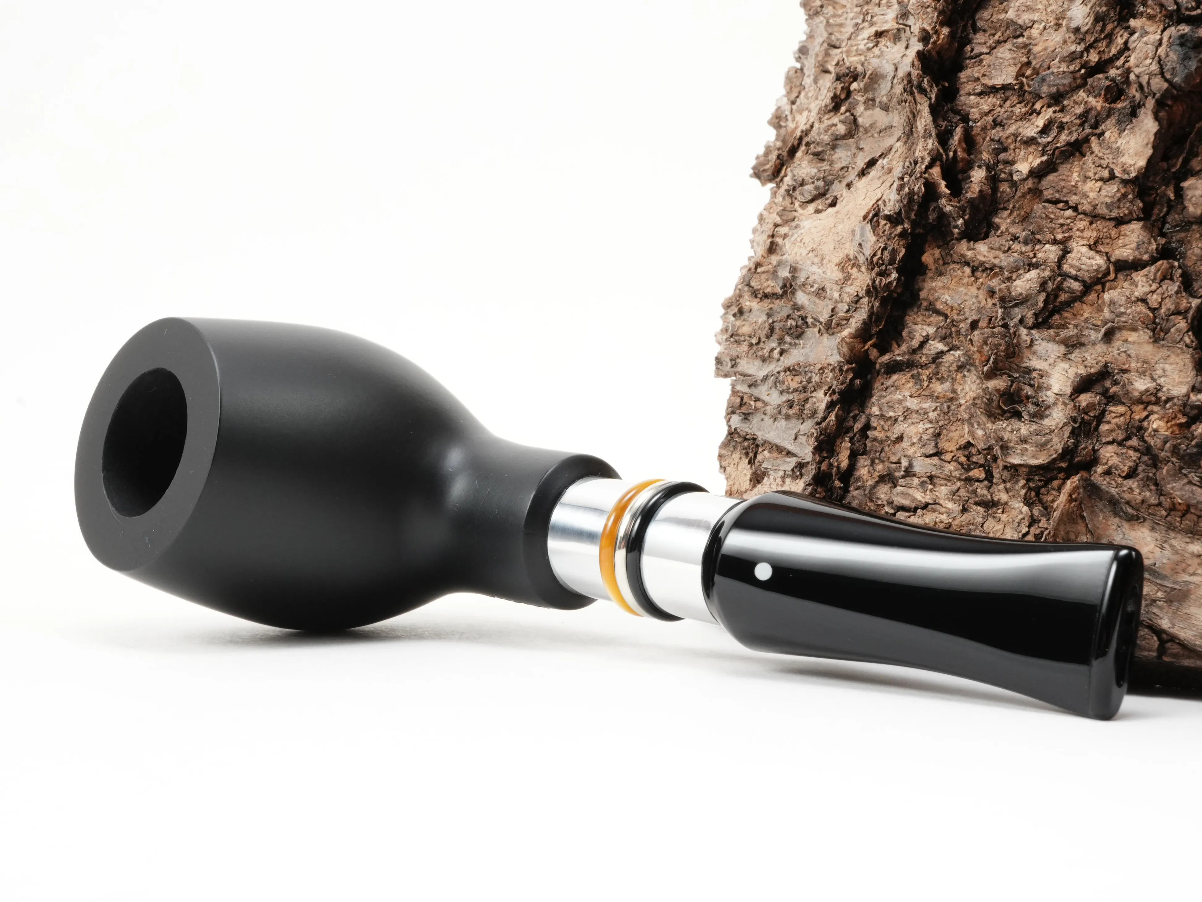 Schwarze Vauen CAMBIA 111 Straight-Billiard-Pfeife liegend von schräg hinten mit Aluminiumringen und Weißpunkt-Kennzeichnung