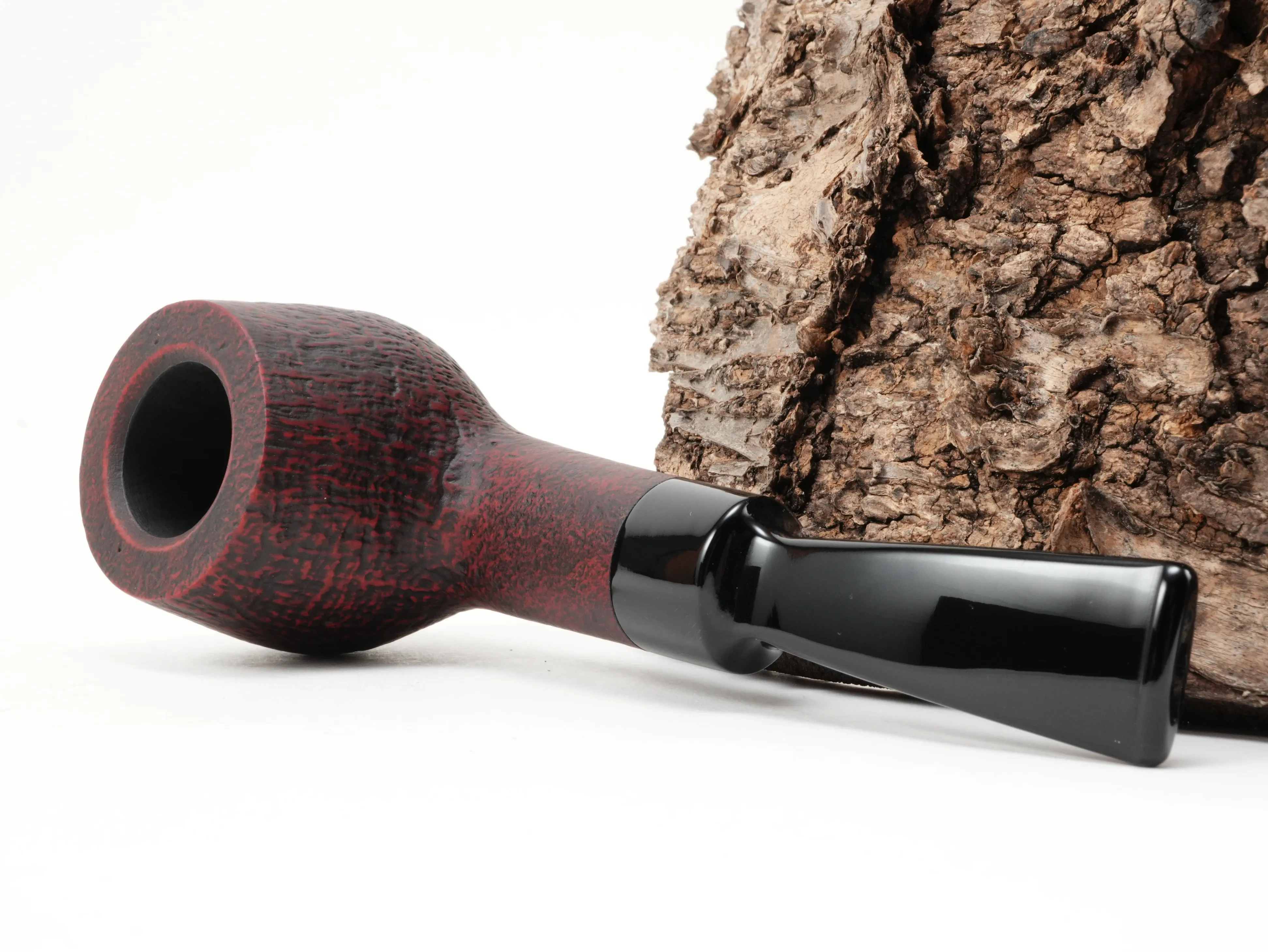Rote Vauen SAVANNA 5740 Half-Bent Apple Pfeife liegend von schräg hinten mit sandgestrahlter Holzstruktur
