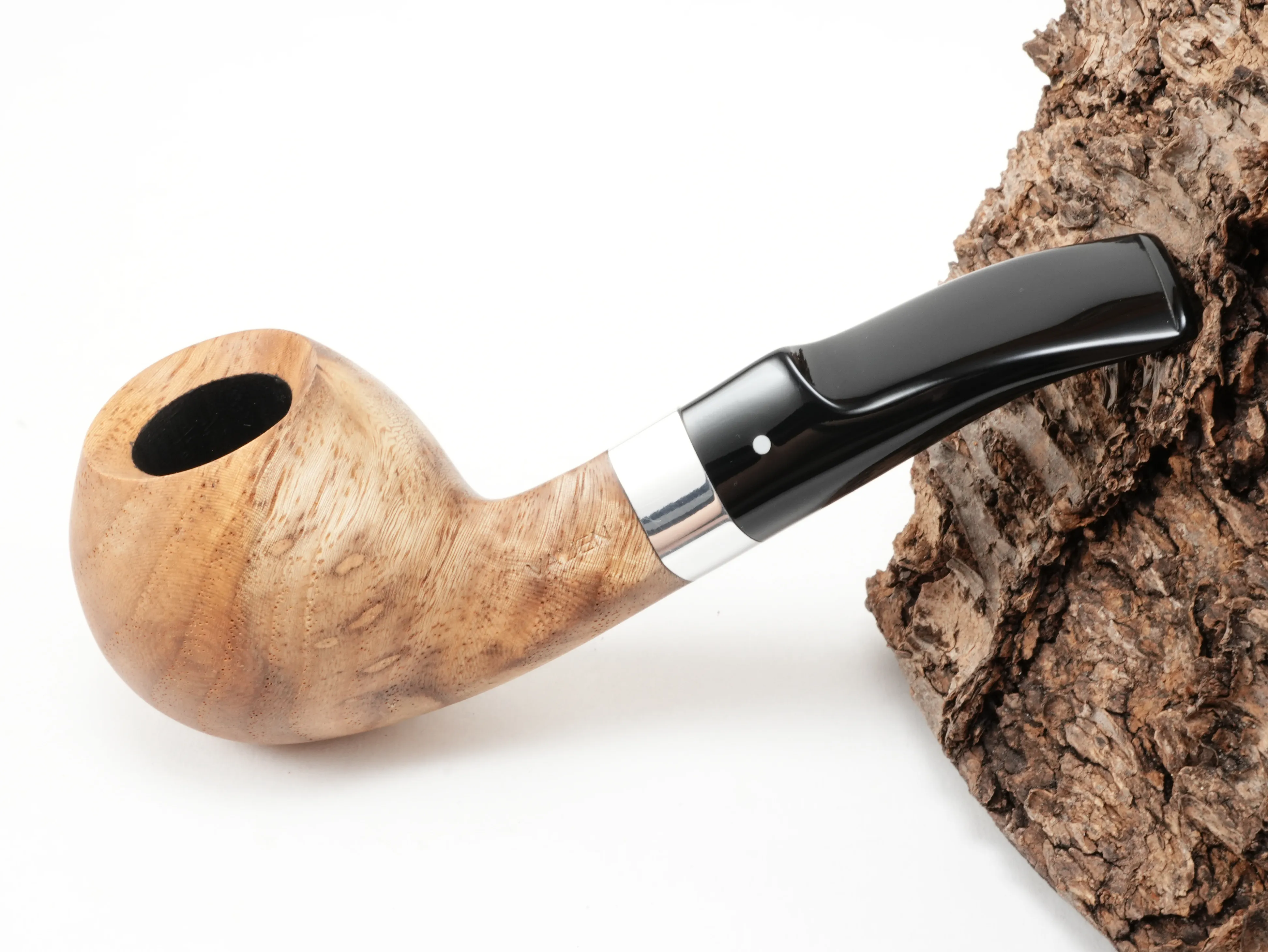 Vauen AMBA 132 Apple-Pfeife aus edlem Amboina-Maserholz im Half-Bent-Shape mit Aluminiumring und Acrylmundstück – Titelbild schräg von oben