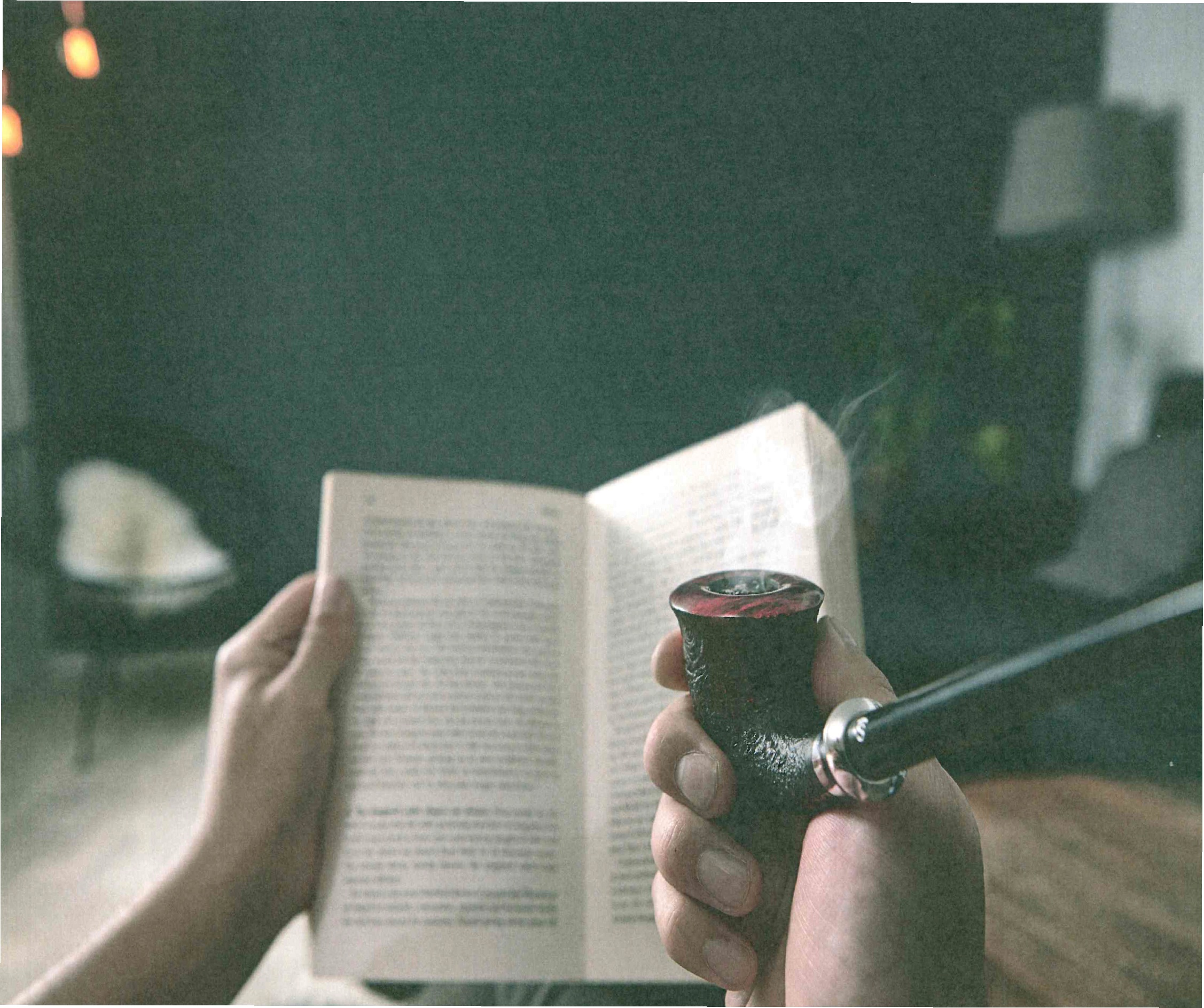Mood Bild Stanwell H.C. Andersen Lesepfeife wird beim Lesen gehalten, Ich-Perspektive
