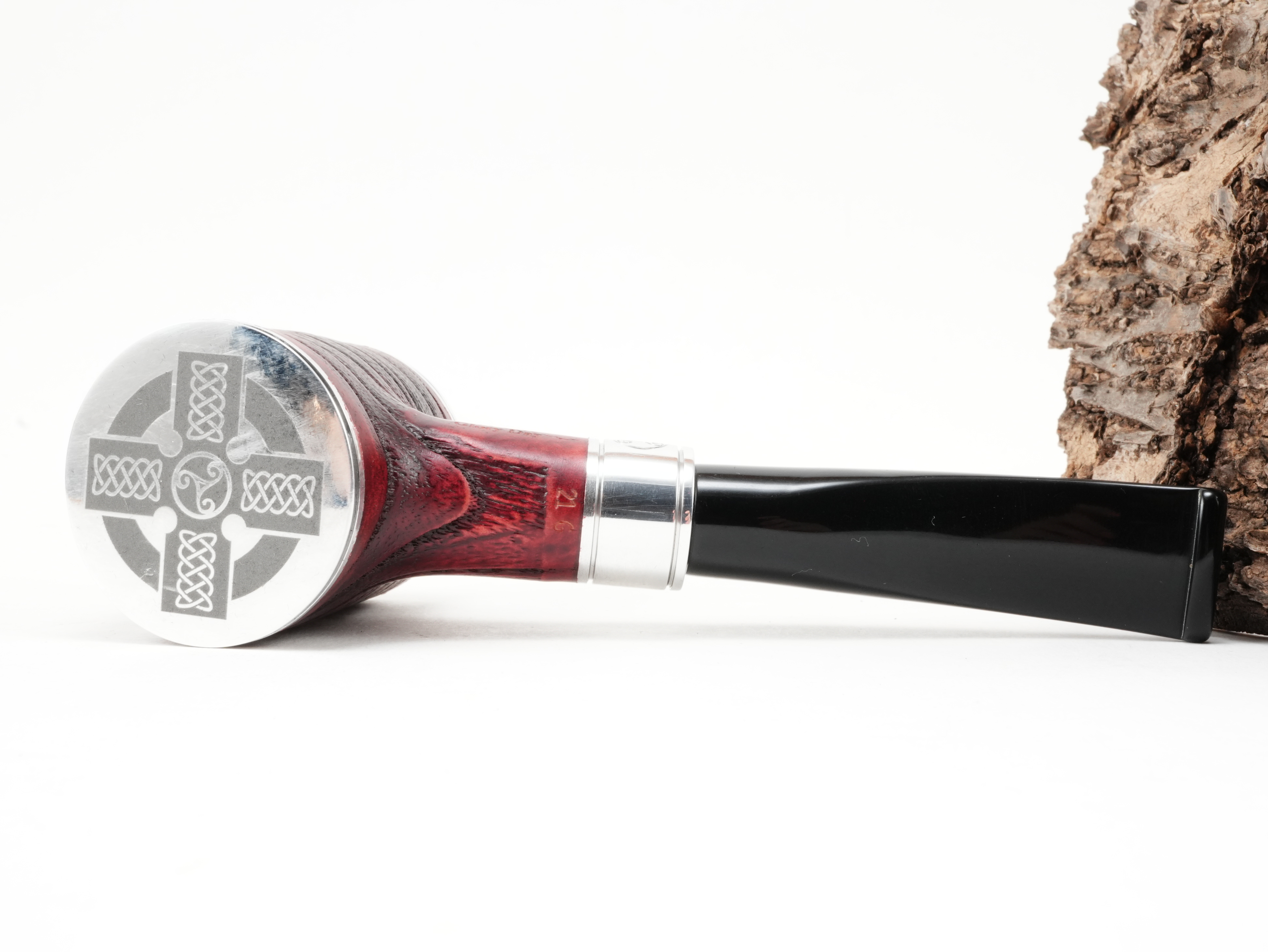Metallplatte am Pfeifenboden der burgundfarbenen Rattray's Glory Day Cap G Burgundy mit eingelasertem keltischen Kreuz