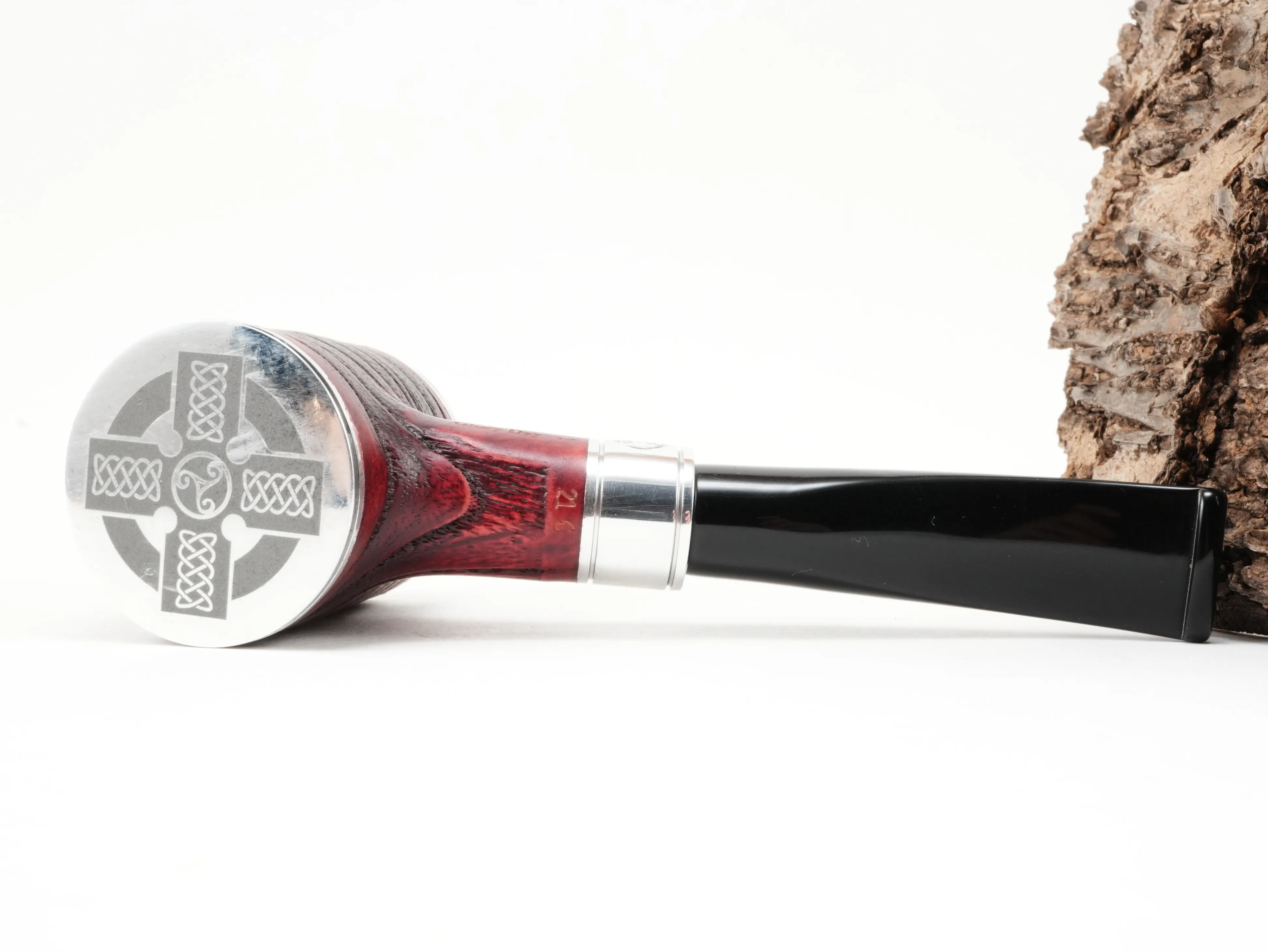 Metallplatte am Pfeifenboden der burgundfarbenen Rattray's Glory Day Cap G Burgundy mit eingelasertem keltischen Kreuz