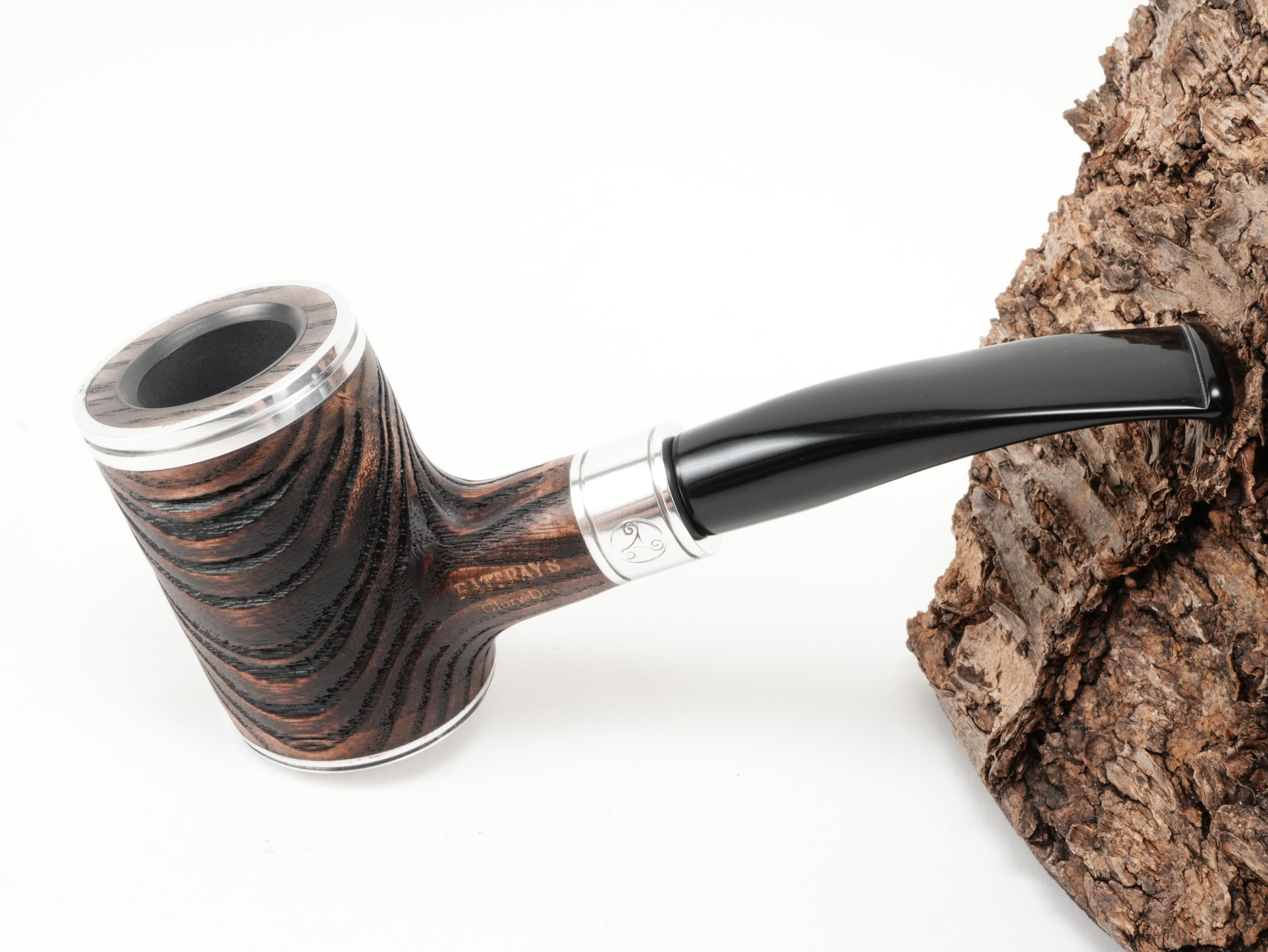 Braune Eschenholz-Pfeife Rattray's Glory Day Cap G Brown mit Silberring – Titelbild leicht von oben