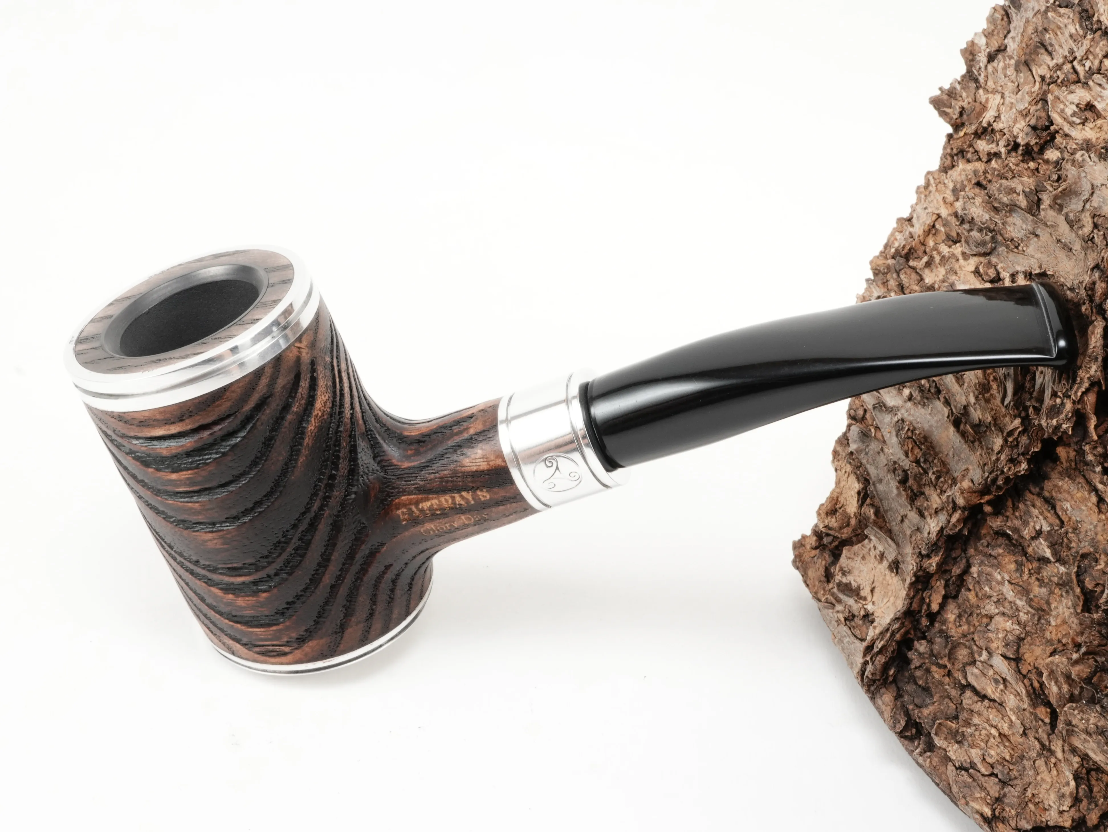 Braune Eschenholz-Pfeife Rattray's Glory Day Cap G Brown mit Silberring – Titelbild leicht von oben