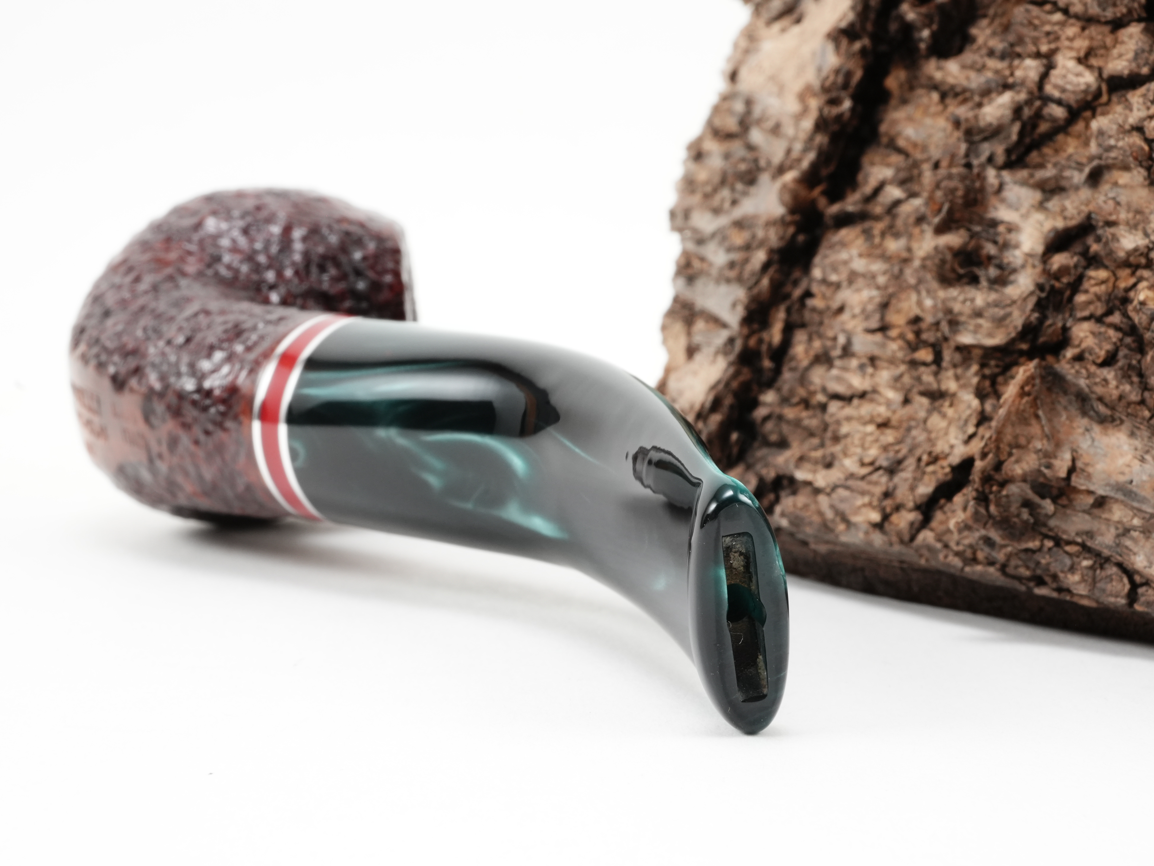 Nahaufnahme des gebogenen perlgrünen Acrylmundstücks der Savinelli Saint Nicholas 2026 642 Pfeife mit Bissstelle von hinten