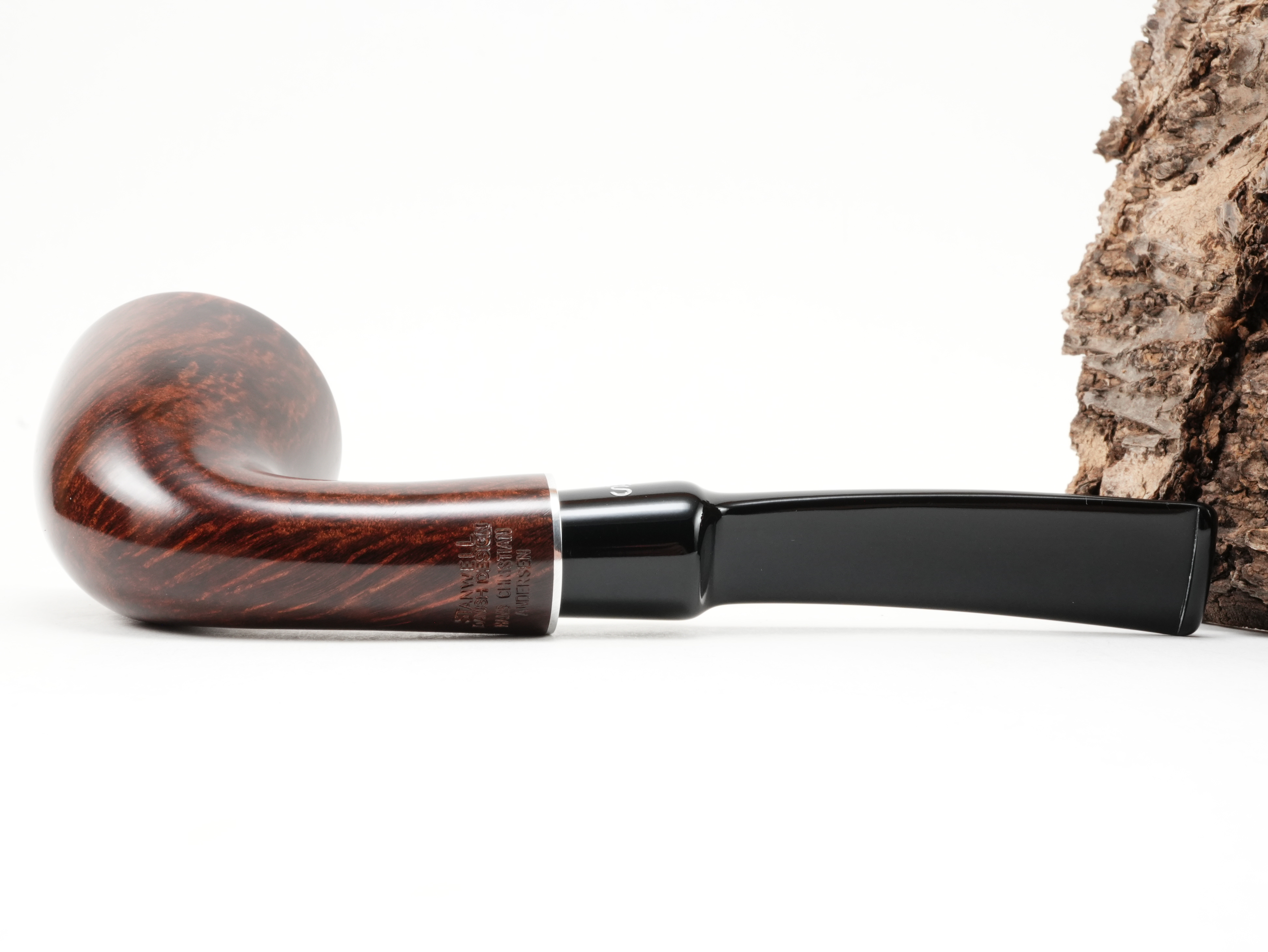 Unterseite des dunkelbraunen Pfeifenkopfs der Stanwell H.C. Andersen Braun 6 mit eingeprägtem Marken-Stempel