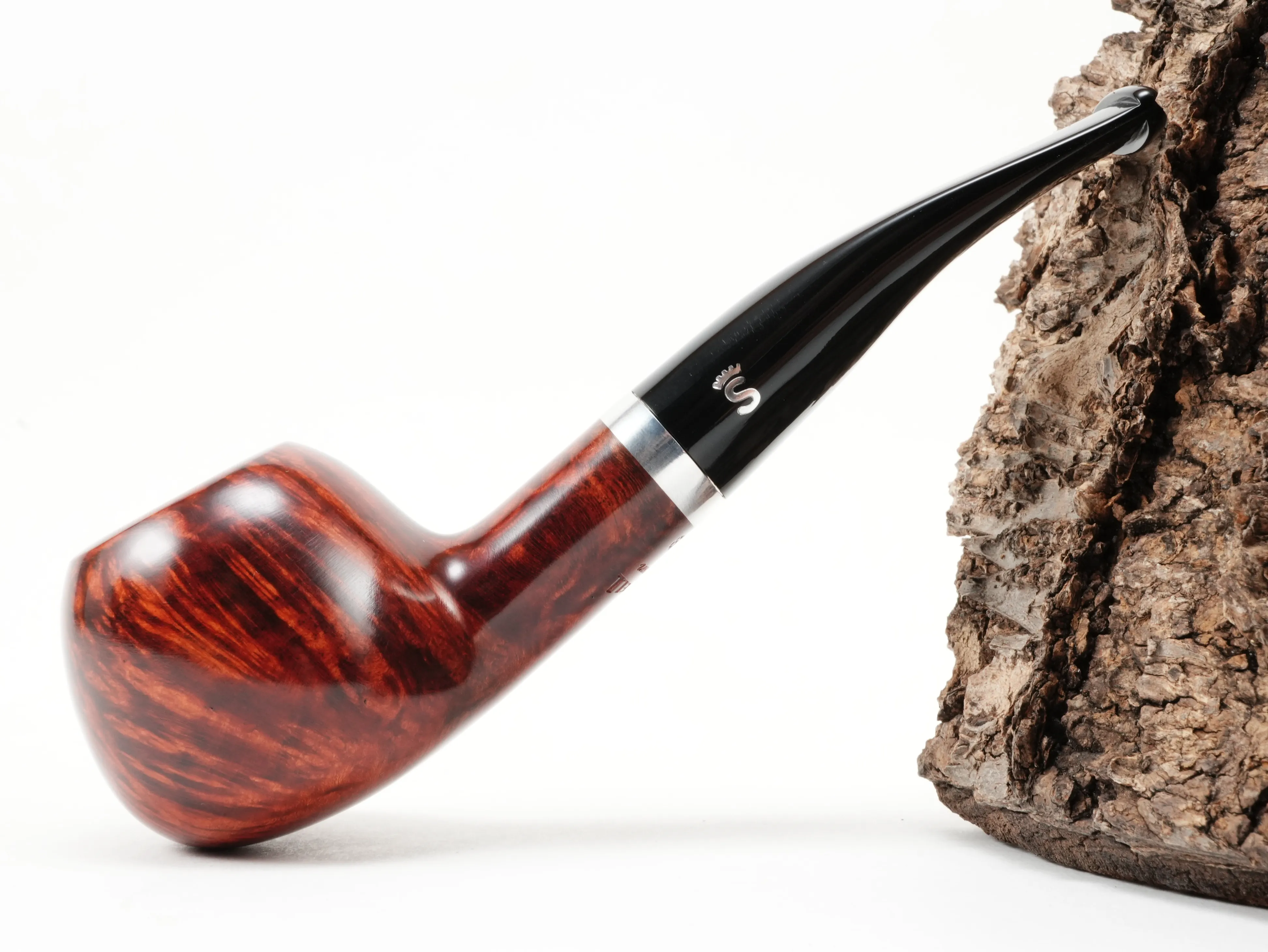 Seitenansicht der leicht gebogenen Stanwell København Terracotta 109 Brandy-Pfeife mit hochglänzender terrakottafarbener Oberfläche und silbernem Ring