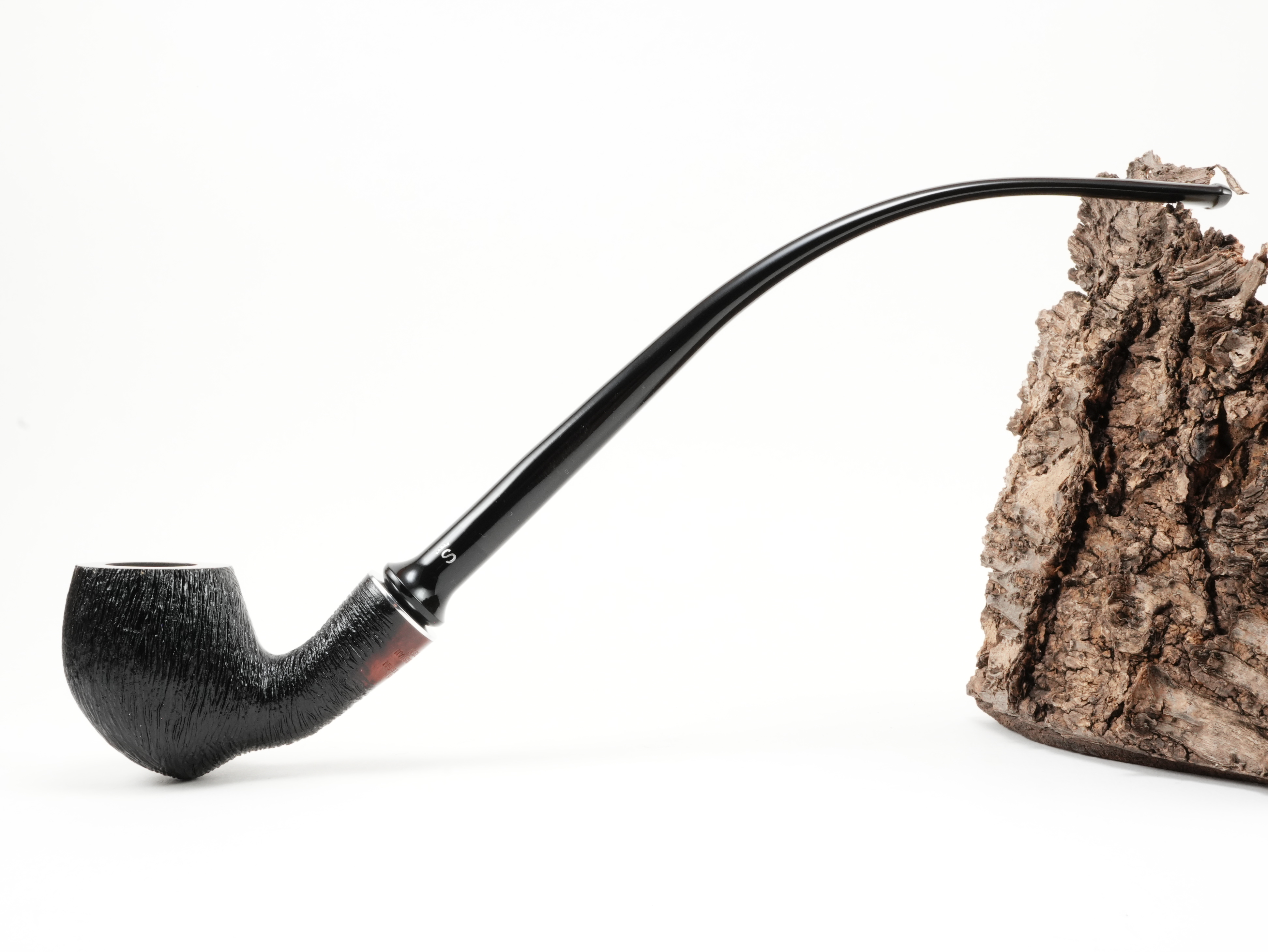 Seitenansicht der Stanwell H.C. Andersen Brushed 7 Lesepfeife in voller Länge mit langem gebogenem Ebonitmundstück