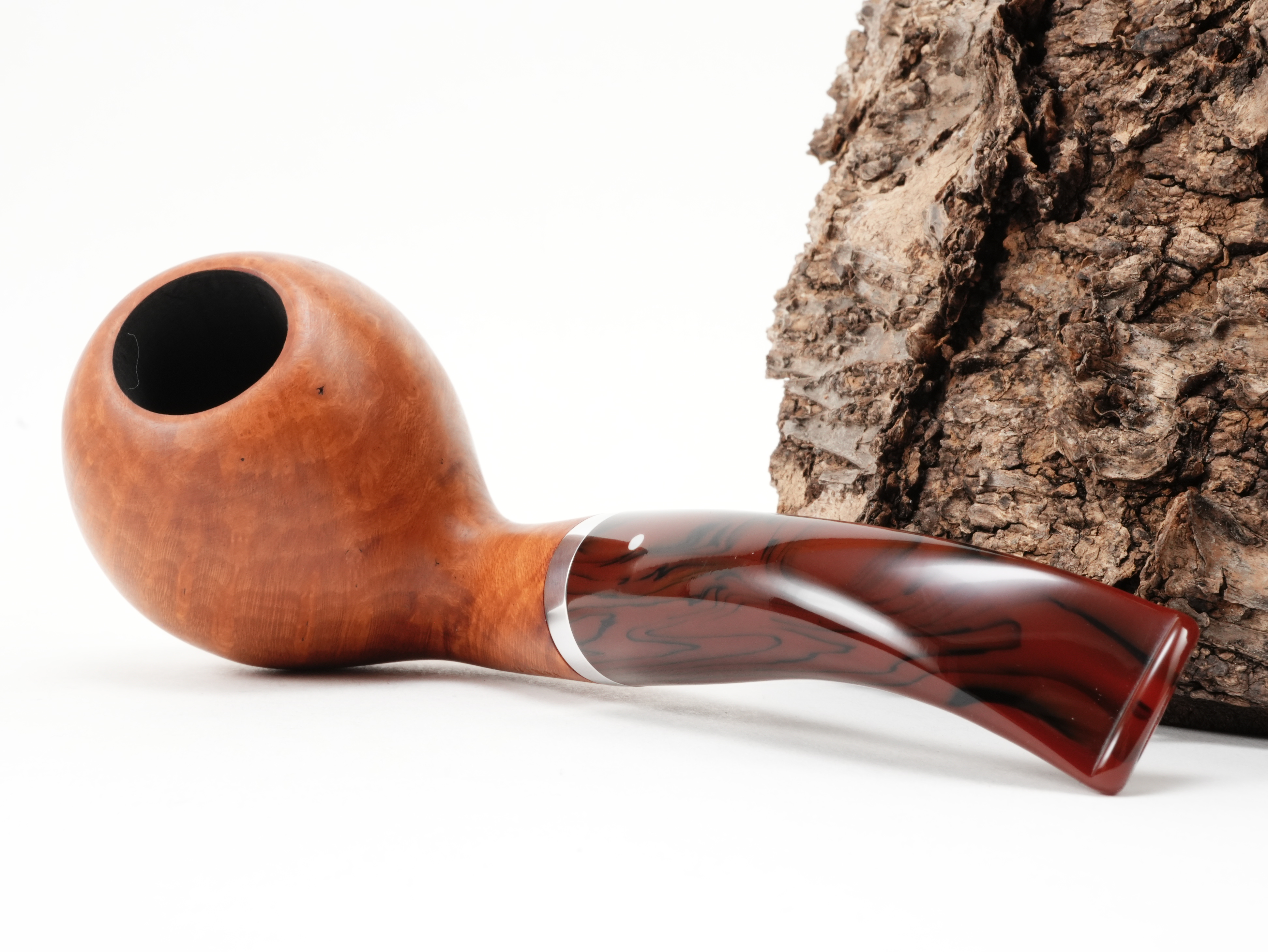 Vauen Natura 232 Bent Ball Pfeife liegend von schräg hinten mit Blick auf den Aluminiumring am Mundstückansatz